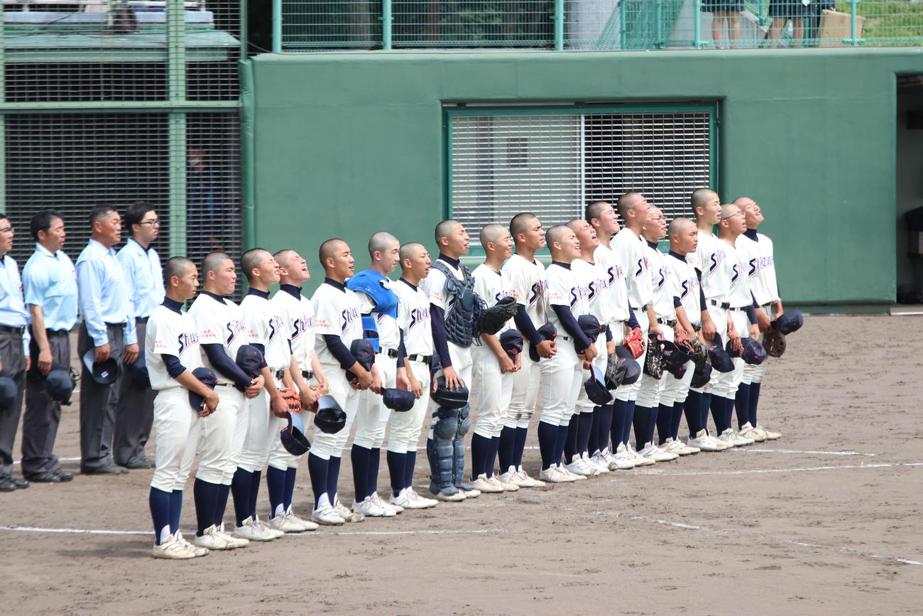 伊達開来対静内　初戦を突破し校歌を歌う静内の選手たち（撮影・山崎純一）