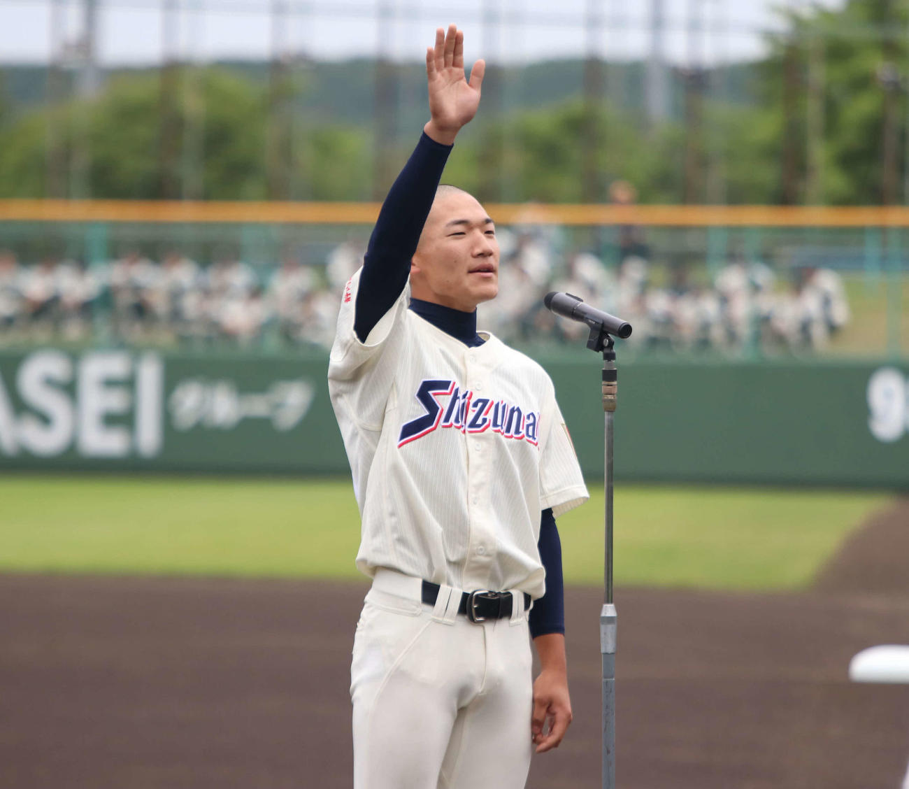 開会式で選手宣誓する静内の飯泉主将（撮影・山崎純一）