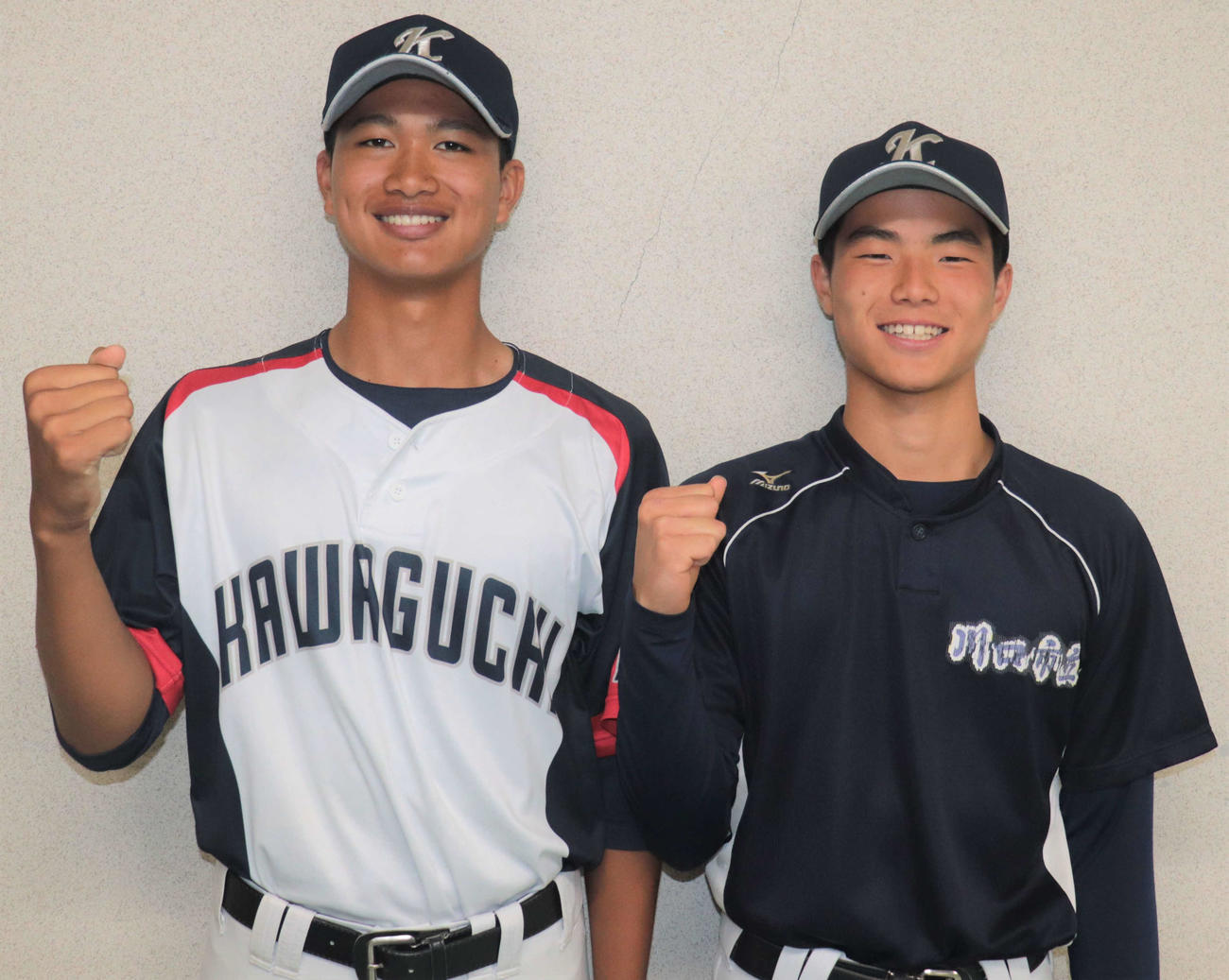 笑顔でガッツポーズを決める川口市立・水沢投手（3年）と宇田川投手（2年）