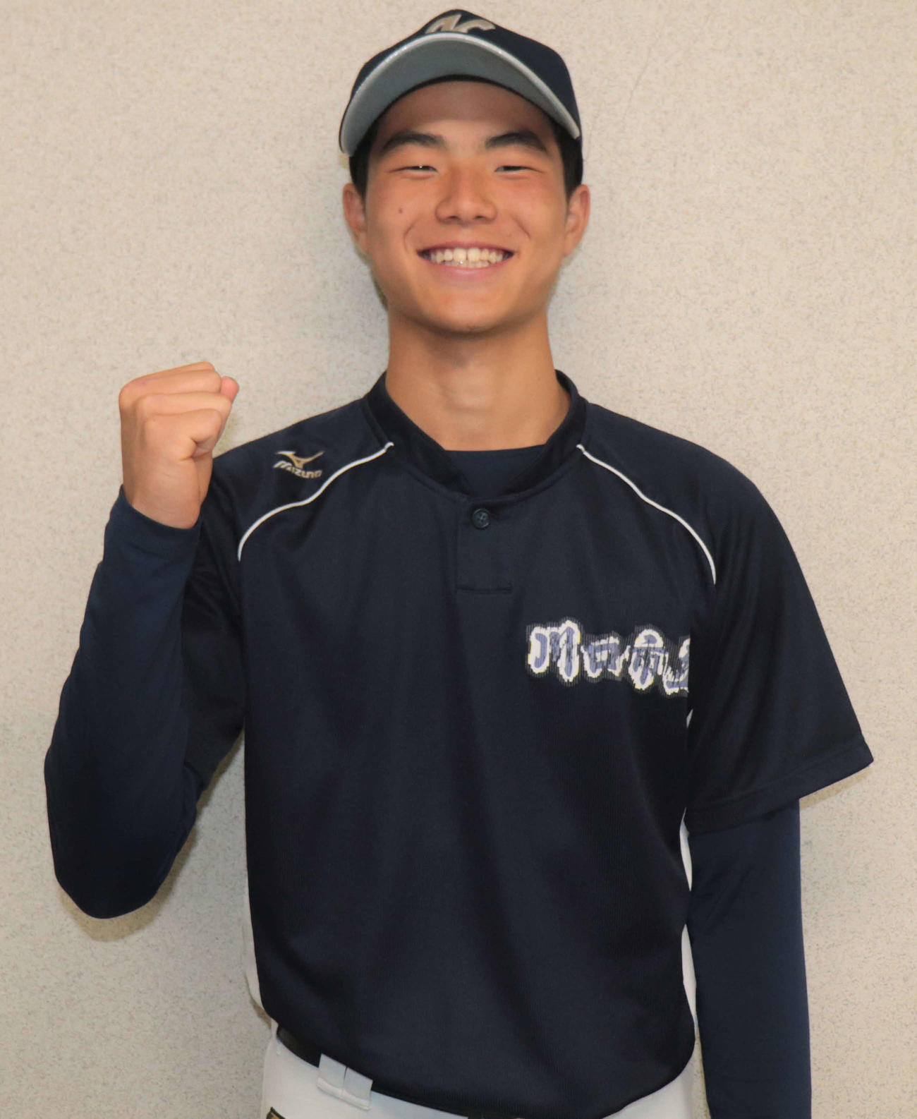 笑顔でガッツポーズを決める川口市立・水沢和之投手（3年）（撮影・佐瀬百合子）