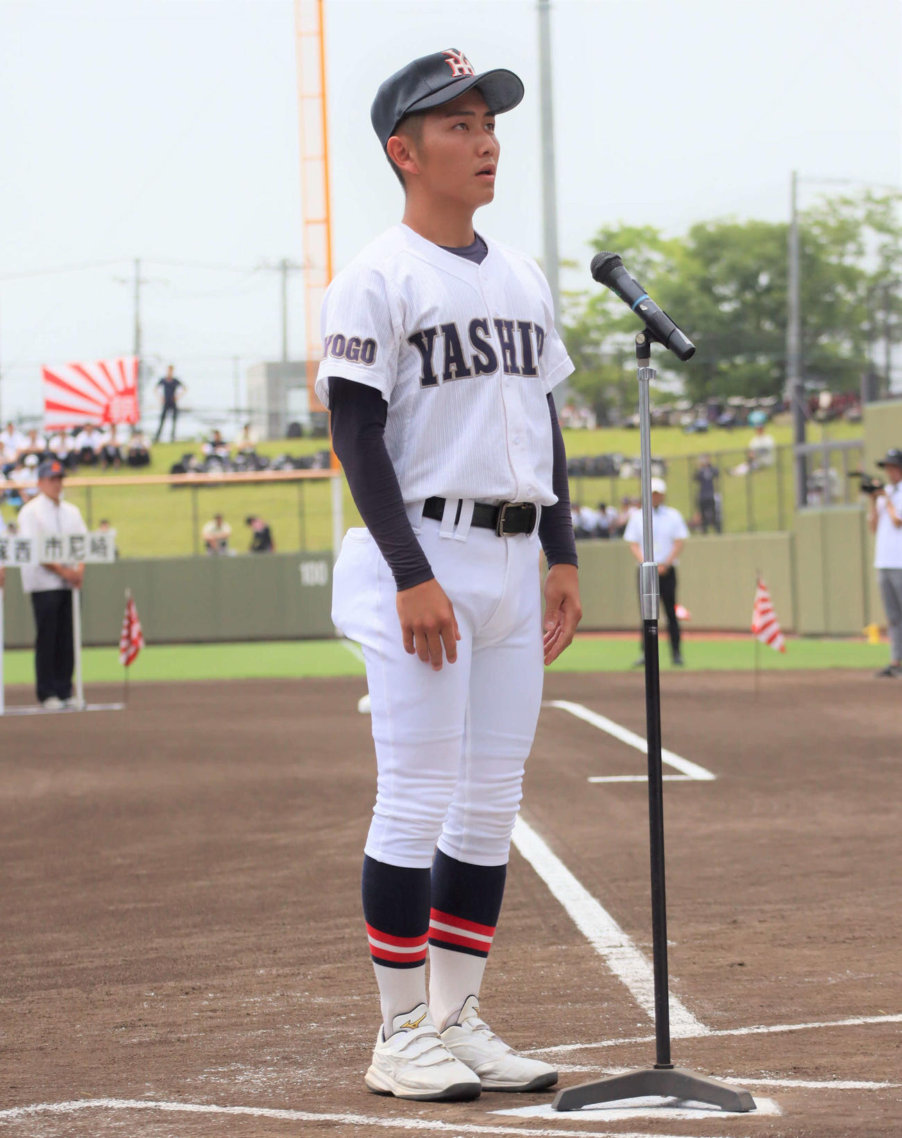 第105回全国高校野球選手権兵庫大会の開会式で、選手宣誓する社・隈翼主将（撮影・村松万里子）