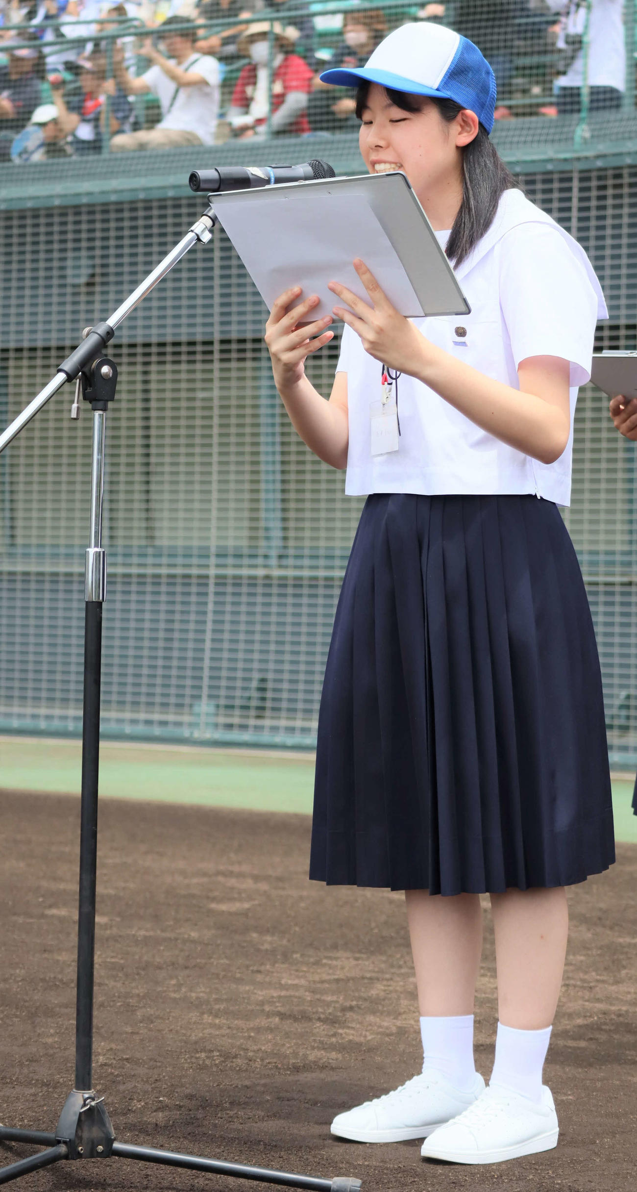 第105回全国高校野球選手権兵庫大会の開会式で司会を務める長田・西沢日向子さん（撮影・村松万里子）