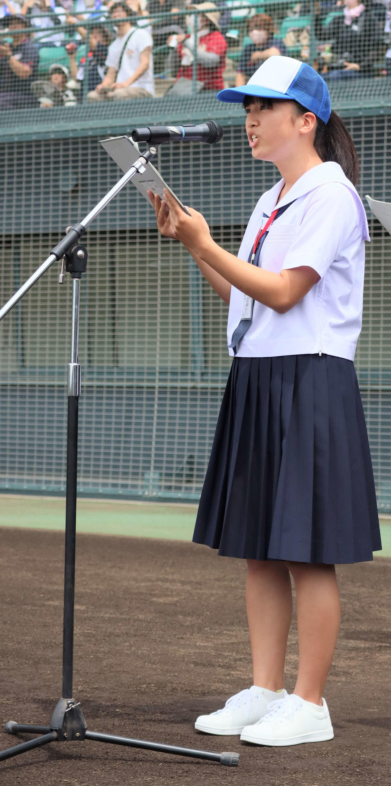 第105回全国高校野球選手権兵庫大会の開会式で司会を務める東播磨・藤原伶菜さん（撮影・村松万里子）