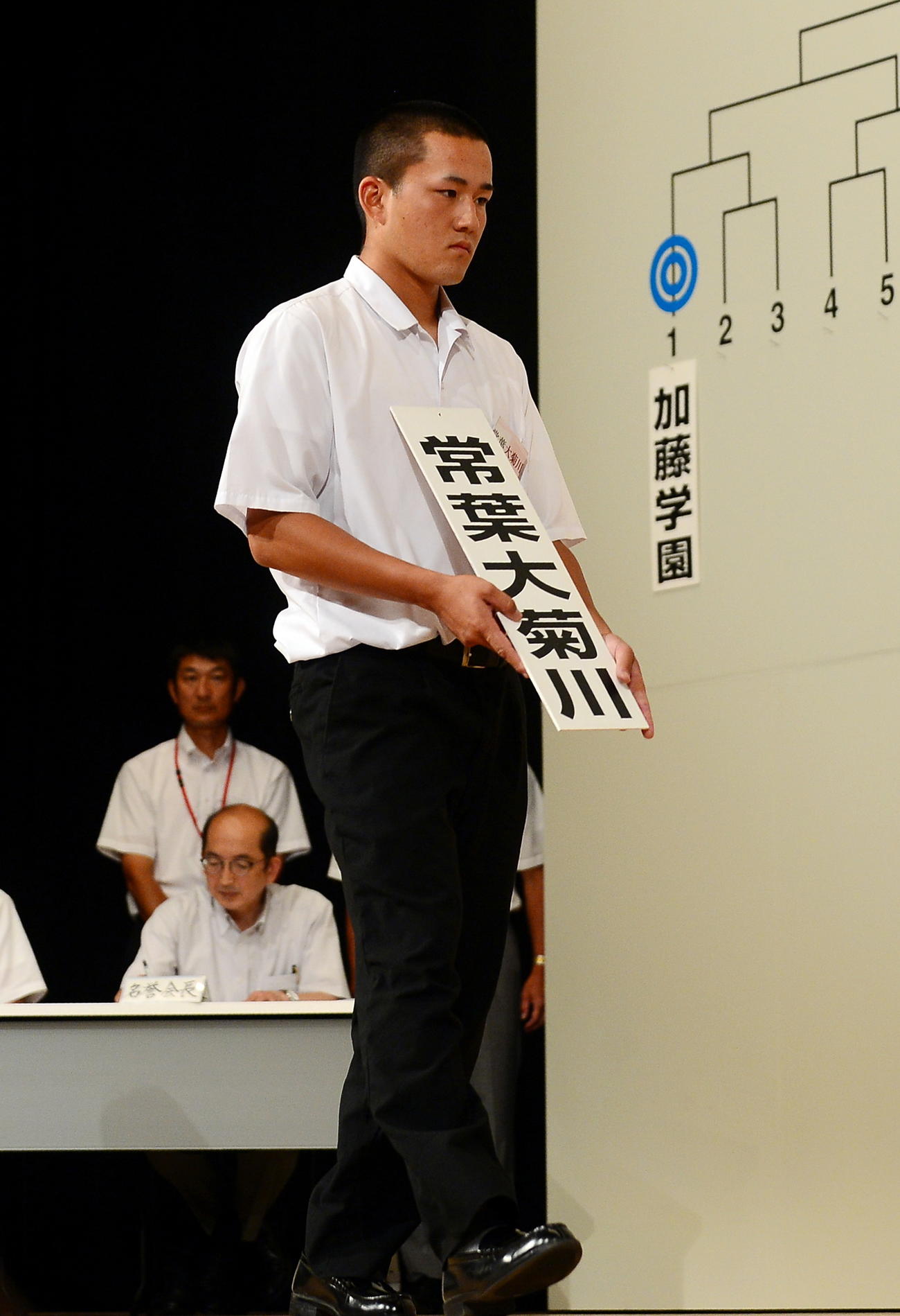 表情を引き締め抽選会に参加する常葉大菊川・平出