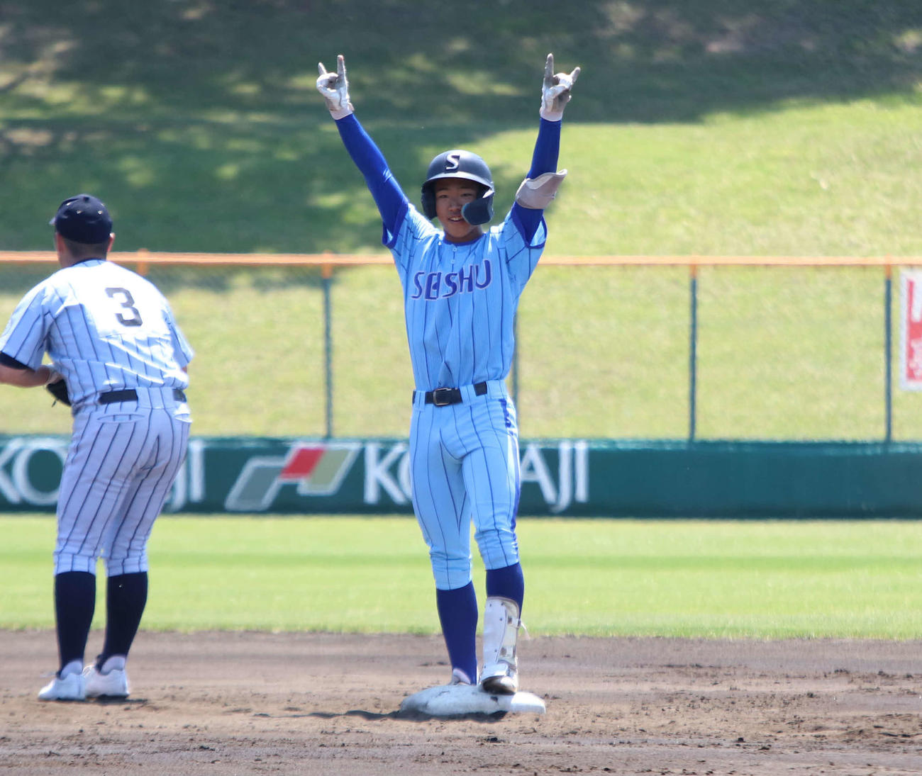 札幌静修対大麻　3回表札幌静修2死二、三塁で左中間へ2点適時二塁打を放ち、塁上で喜ぶ水野（撮影・山崎純一）