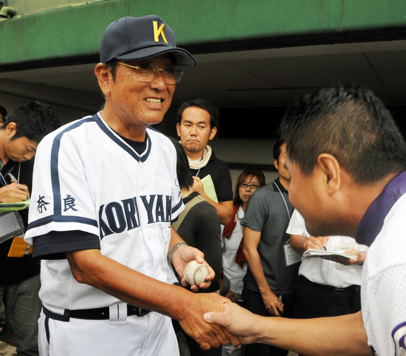 2009年7月25日、全国高校野球奈良大会決勝　天理対郡山　ウイニングボールを天理・森川芳夫監督（右）から手渡され、握手を交わす郡山・森本達幸監督