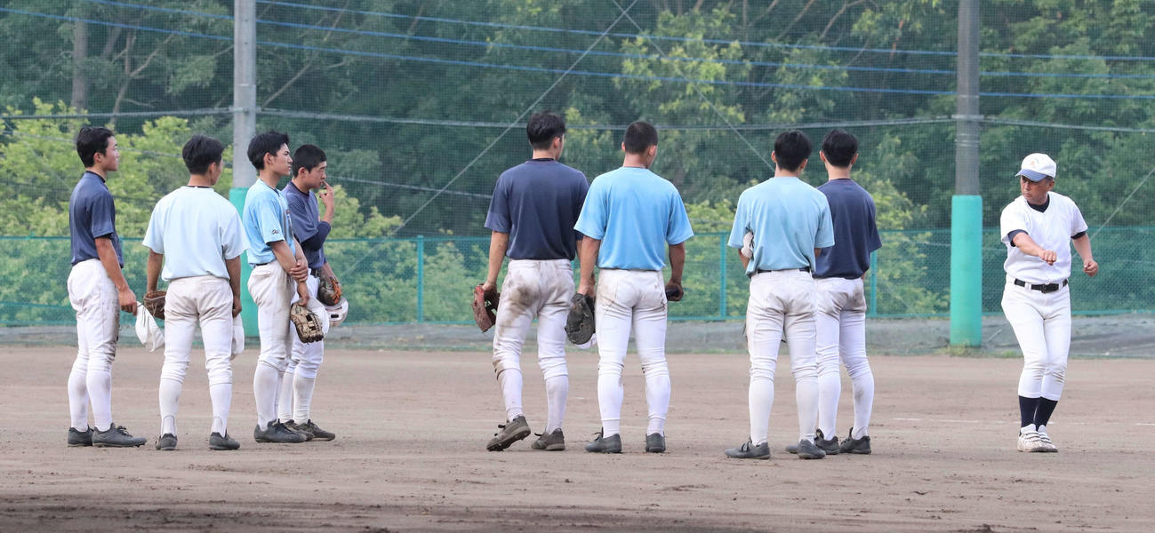 部員を指導する八王子学園八王子・安藤監督（右端）（撮影・玉利朱音）