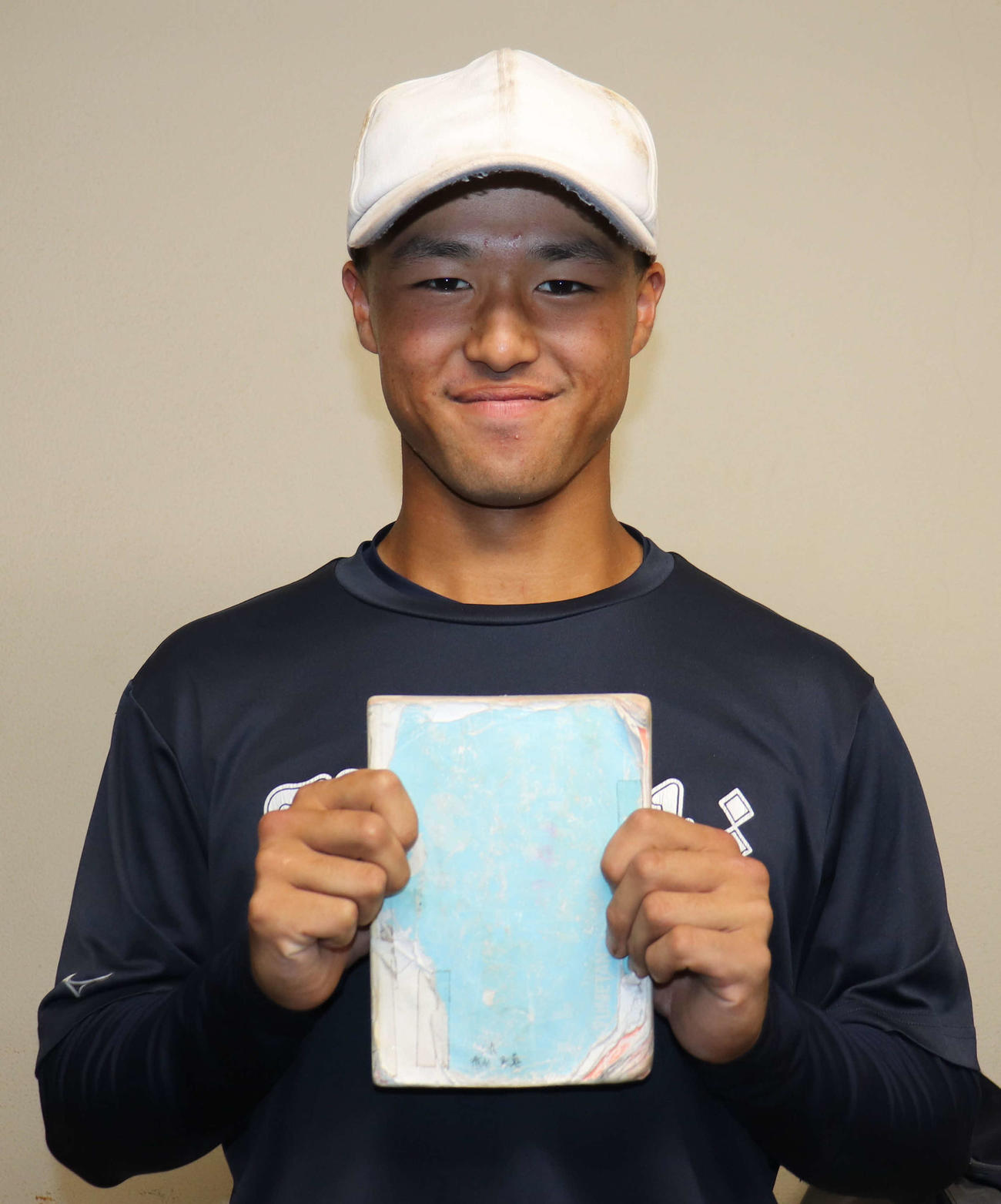 使い込んだ単語帳と笑顔の日立一・清水（撮影・村山玄）