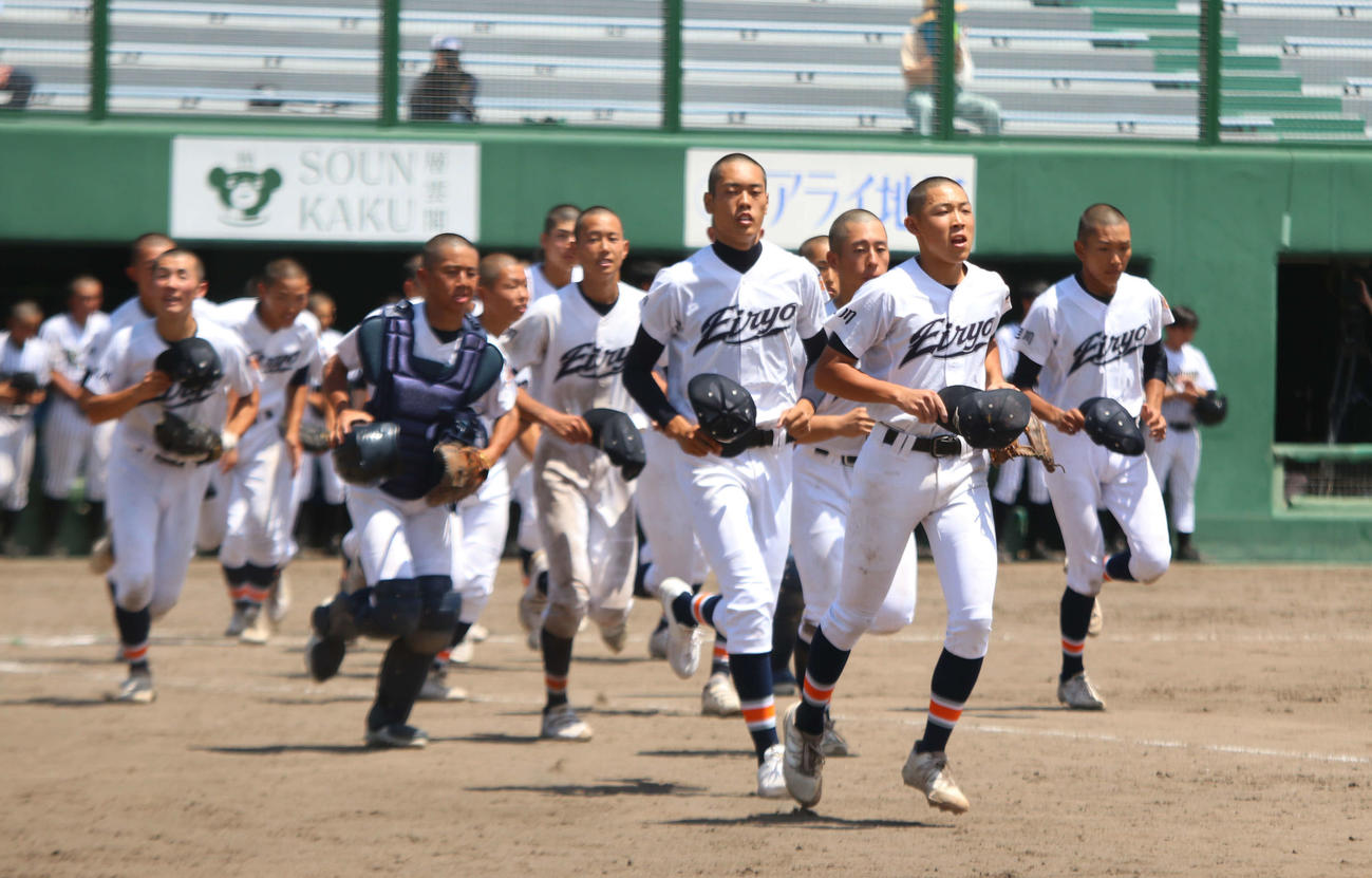旭川永嶺対旭川農　初戦を突破した旭川永嶺ナイン（撮影・山崎純一）