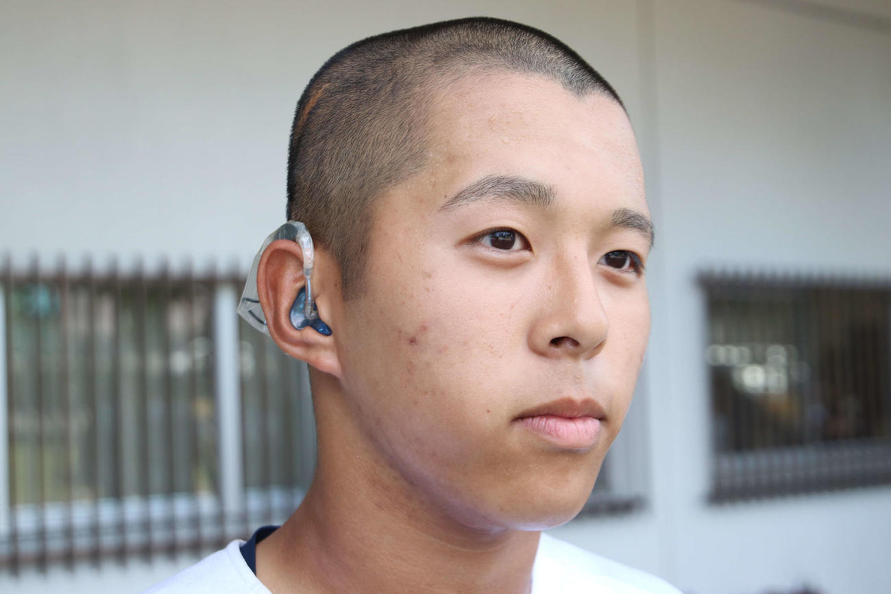 聴覚障がいのため人工内耳をしてプレーする旭川永嶺・盛永（撮影・山崎純一）