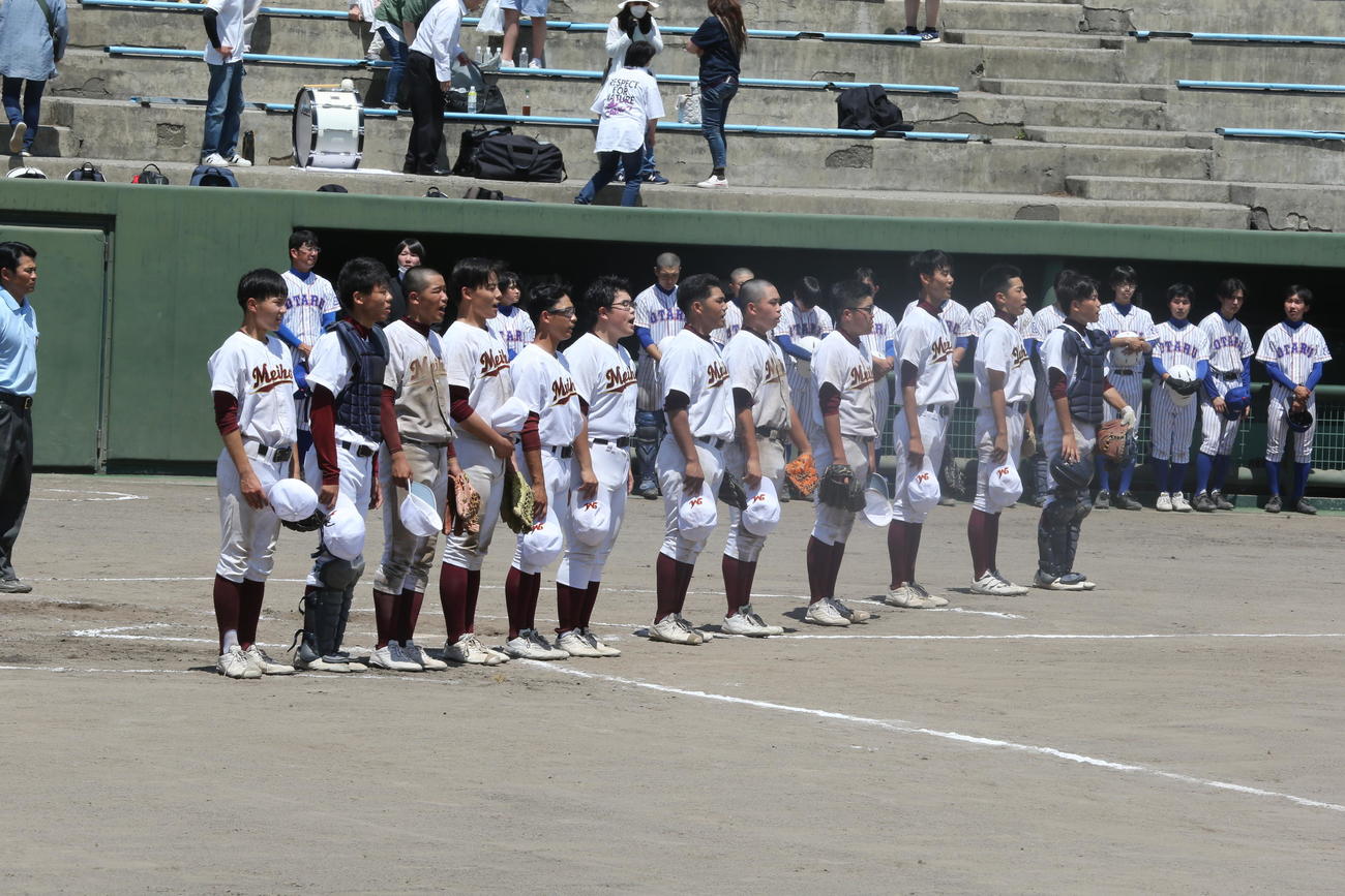 試合終了後、校歌を歌う小樽明峰ナイン（撮影・中島洋尚）
