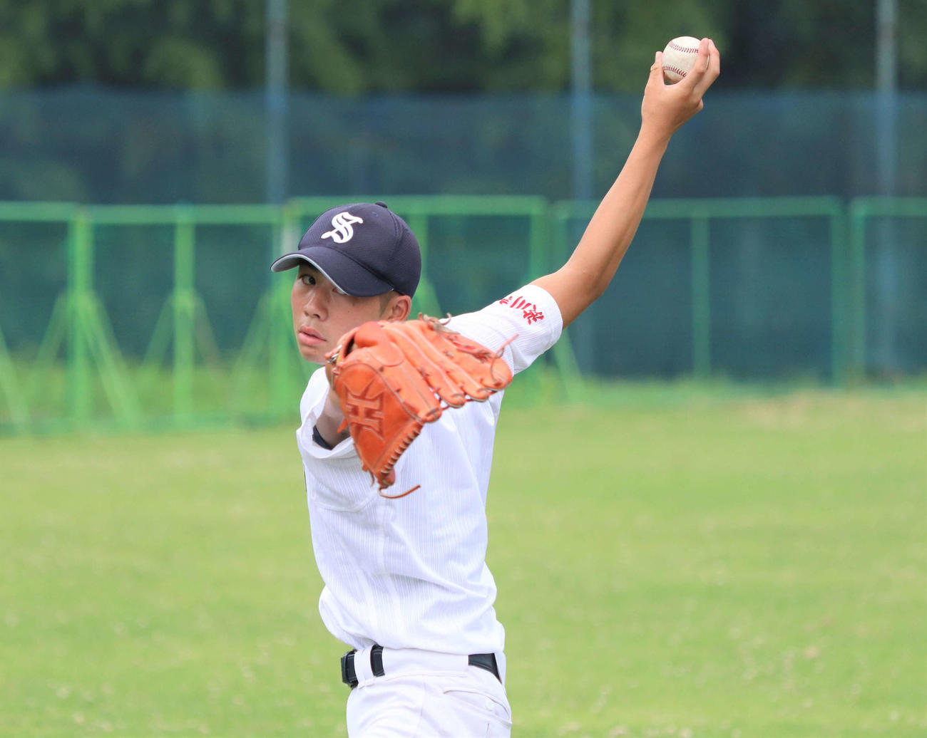 巨人戸郷を参考にしたフォームから威力のある直球を投げ込む萩原（撮影・黒須亮）