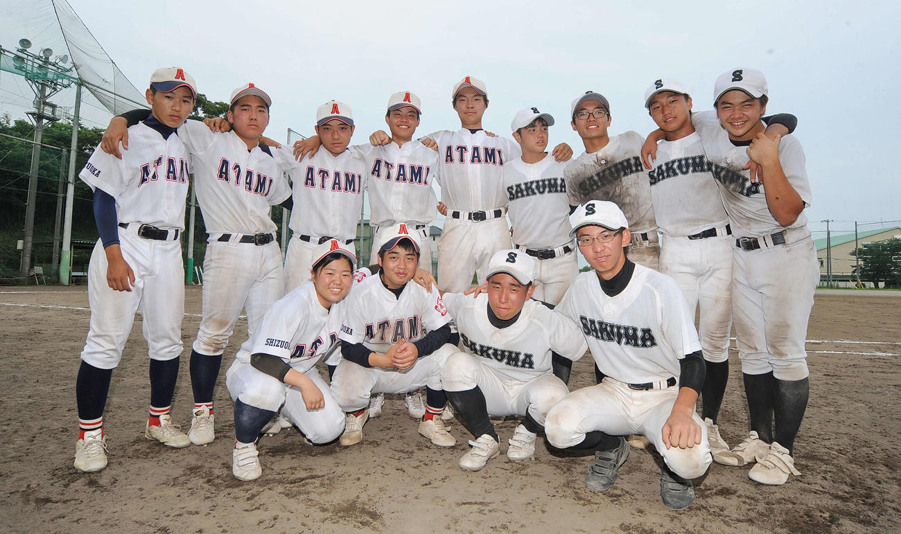 合同チーム初白星に向けて結束を高める熱海（中央より左）と佐久間の選手ら。3年生の前列左から杉田、日吉、鈴木、大橋がチームをけん引する