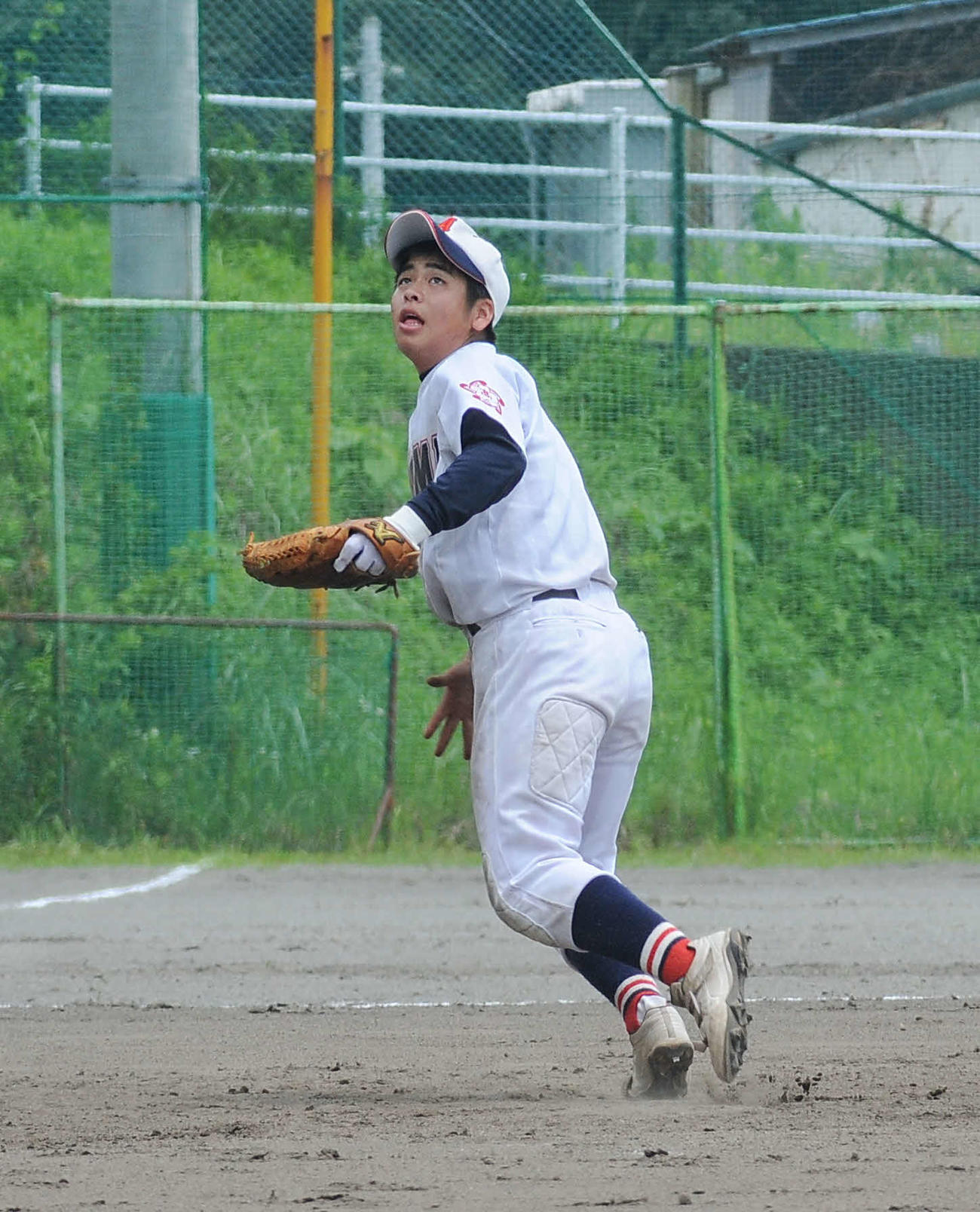守備でフライ球を追う熱海の日吉