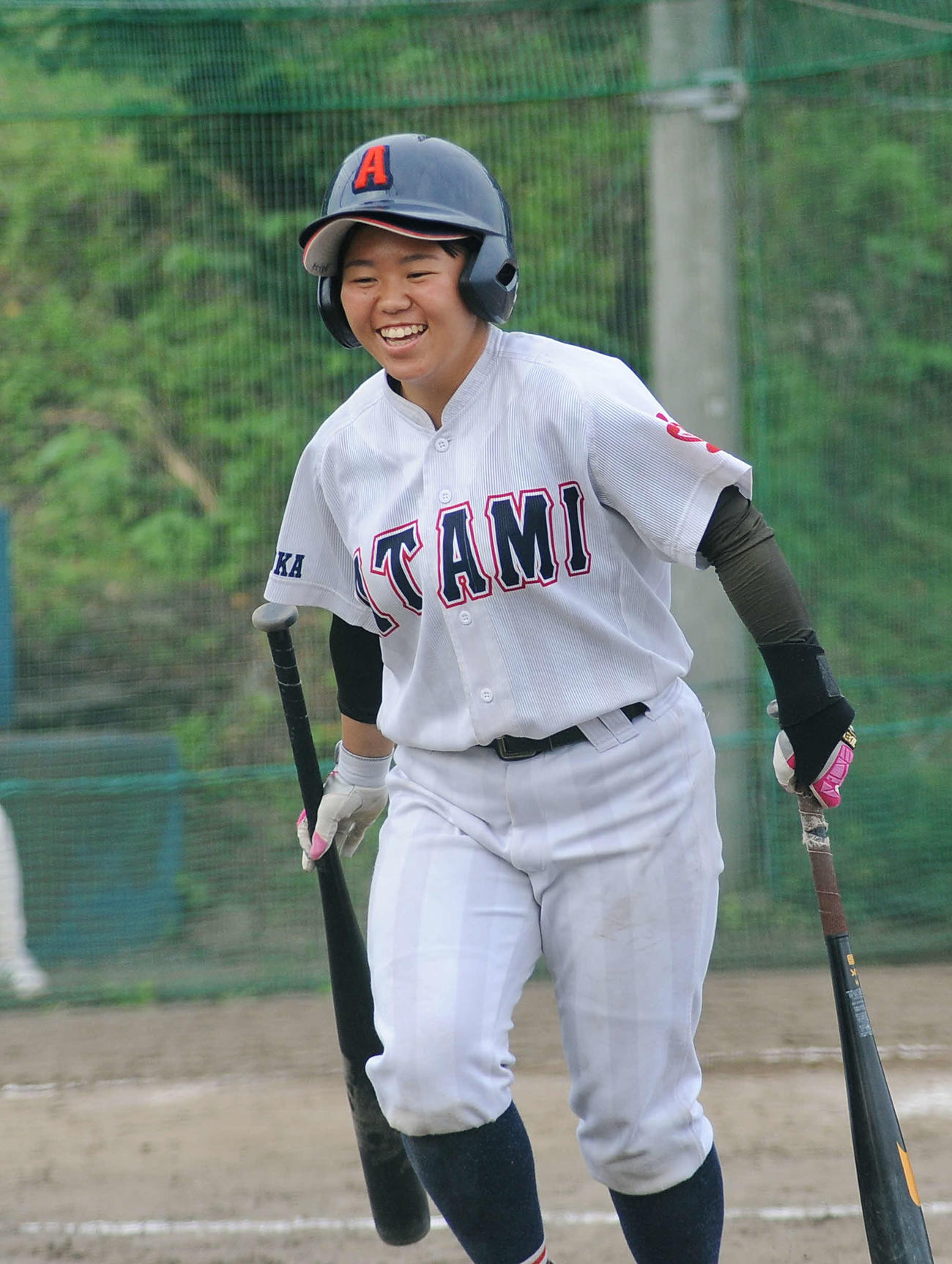 グラウンドで笑顔を見せる熱海の杉田