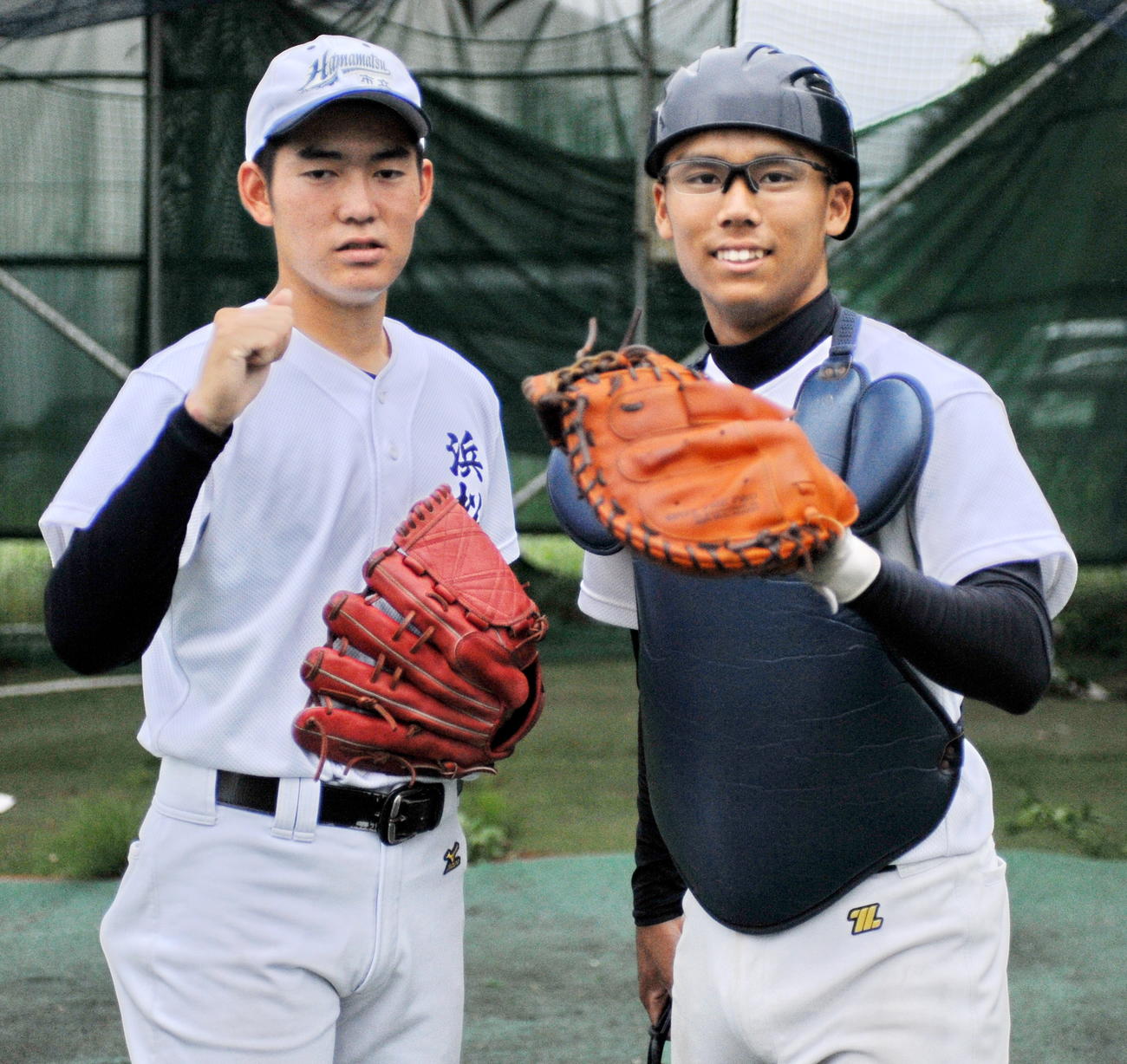 チームの命運を握る浜松市立バッテリー、藪崎投手（左）と須山捕手　