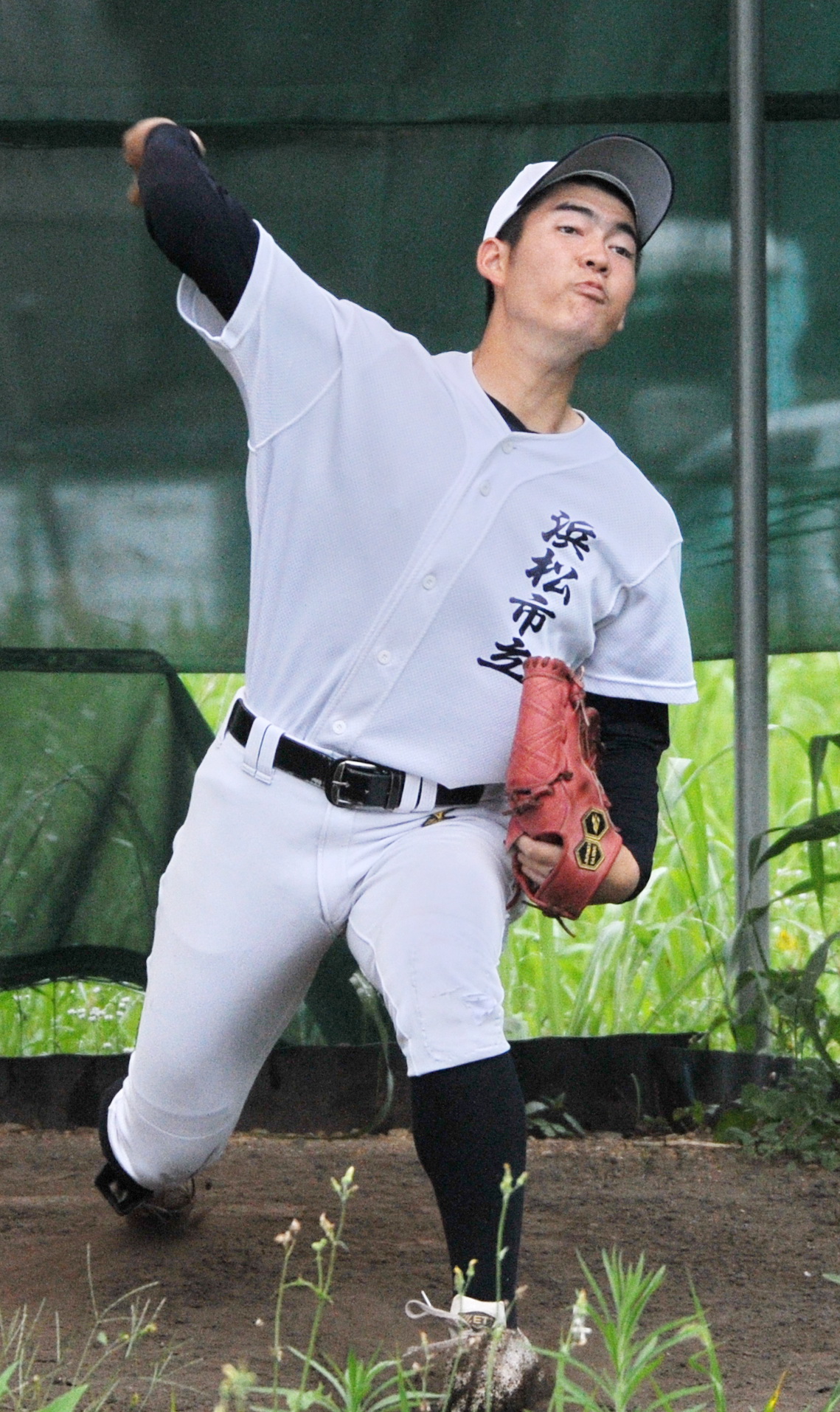 ブルペンで投げ込む浜松市立・藪崎