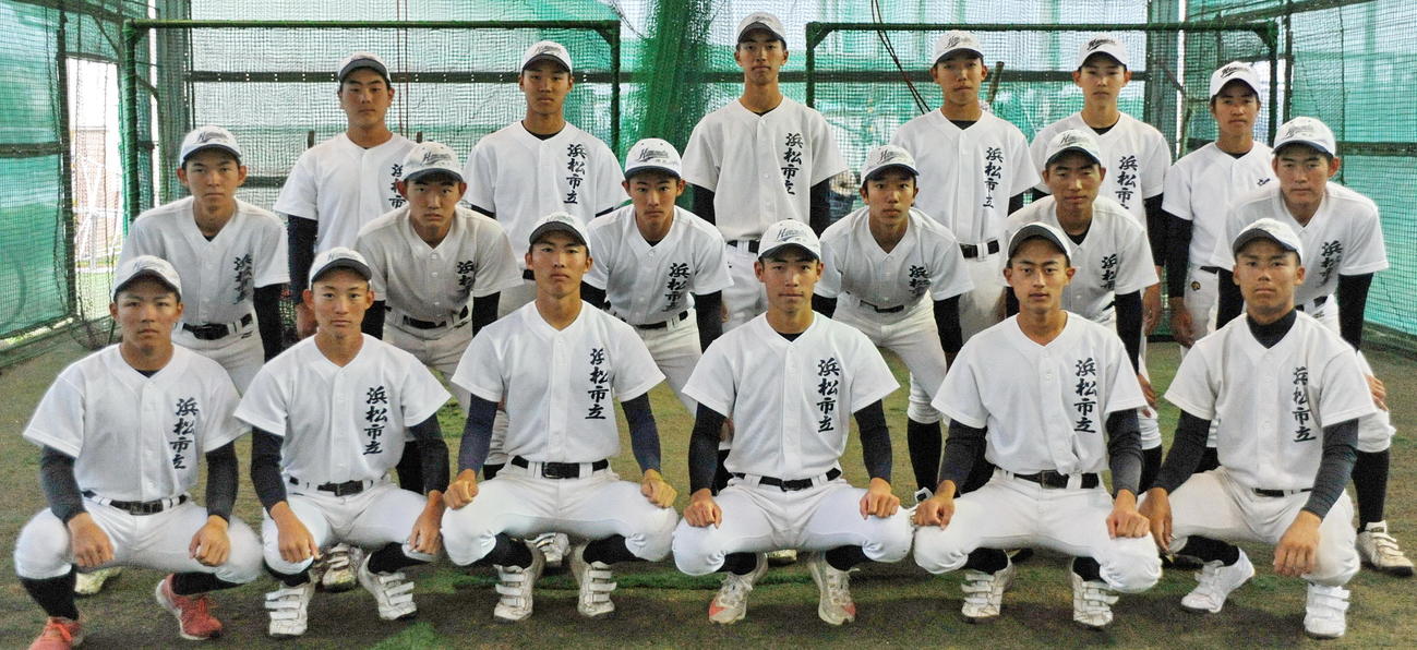 一戦必勝を誓う浜松市立の選手たち