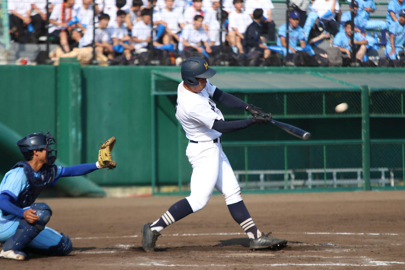 北海対札幌静修　8回表北海無死一、二塁で勝ち越しの3点本塁打を放つ北海・熊谷（撮影・山崎純一）