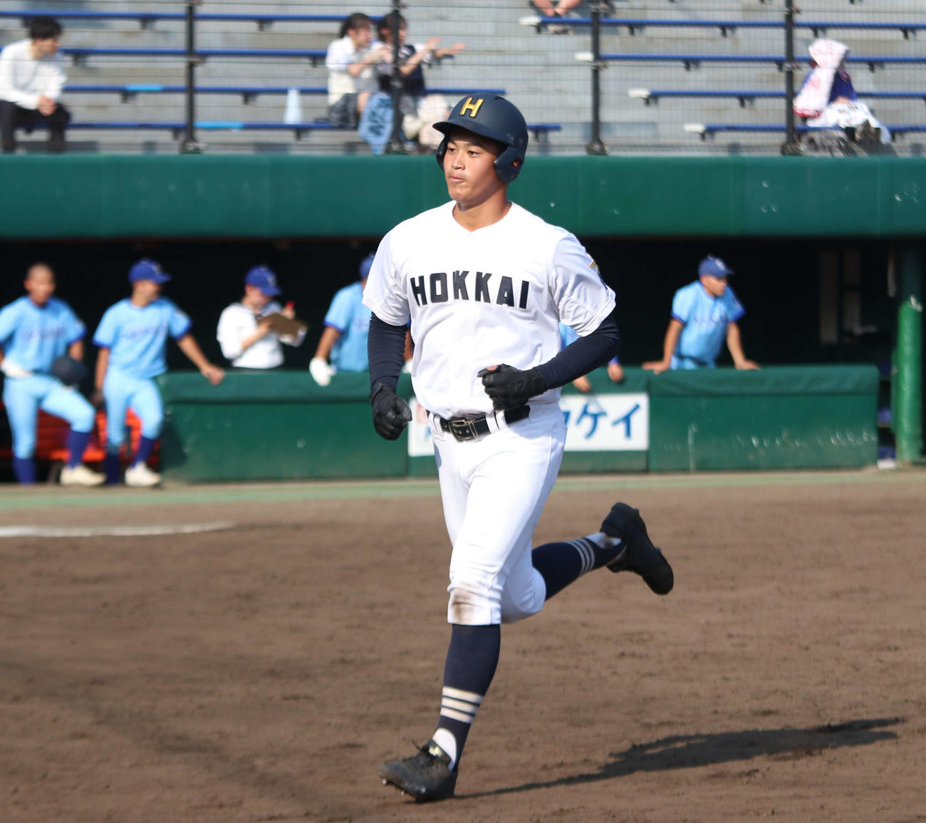 北海対札幌静修　9回表北海無死一、二塁、勝ち越しの3点本塁打を放ち生還する北海・熊谷（撮影・山崎純一）