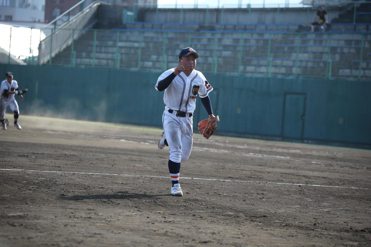 北海道文教大付の翁は6回裏無死満塁のピンチを無失点にしのぎ、うれしそうにベンチに戻る（撮影・中島洋尚）