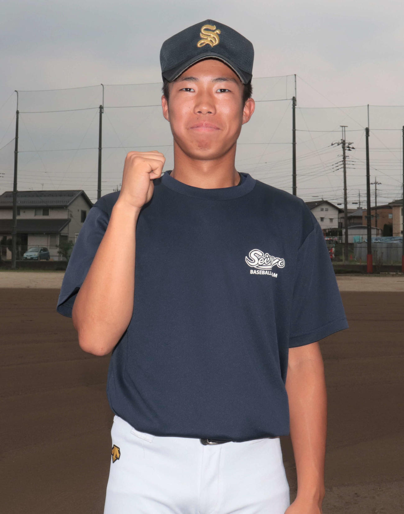 笑顔でガッツポーズを決める、狭山清陵・八巻投手（3年）（撮影・佐瀬百合子）