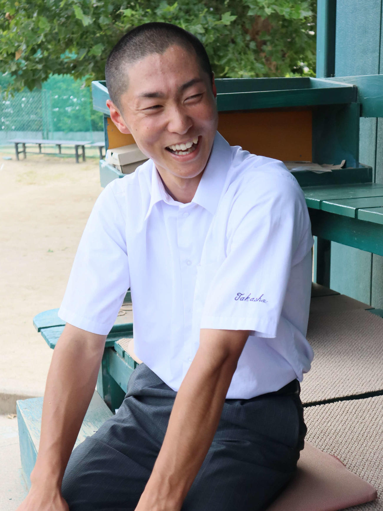 笑顔で取材に応じる高田商の東口虎雅外野手（撮影・村松万里子）