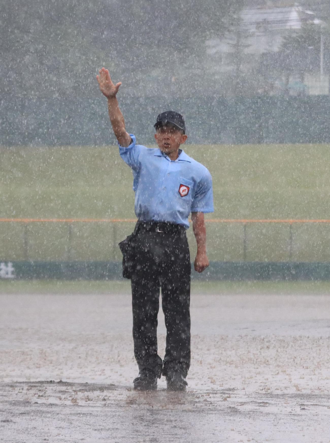 石狩翔陽対札幌新陽　午後5時26分、継続試合を宣告する五十嵐主審（撮影・保坂果那）