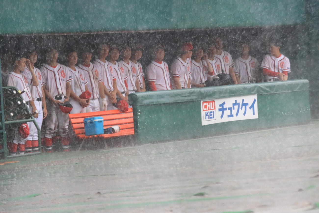 石狩翔陽対札幌新陽　雨天による中断中の札幌新陽ベンチ（撮影・保坂果那）