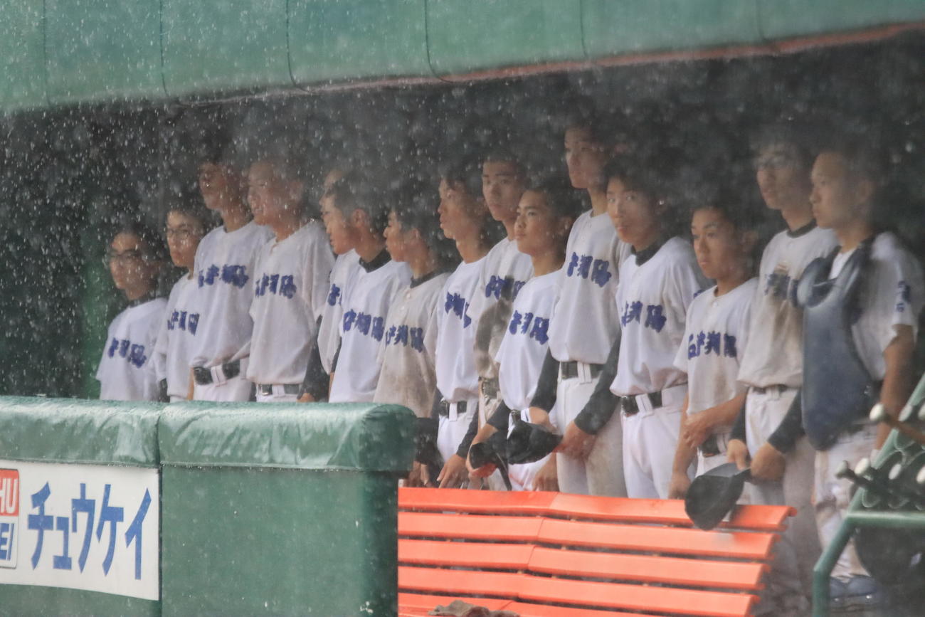 石狩翔陽対札幌新陽　雨天による中断中の石狩翔陽ベンチ（撮影・保坂果那）