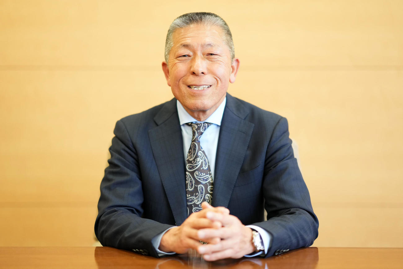 笑顔の小倉全由氏（2023年4月21日撮影）