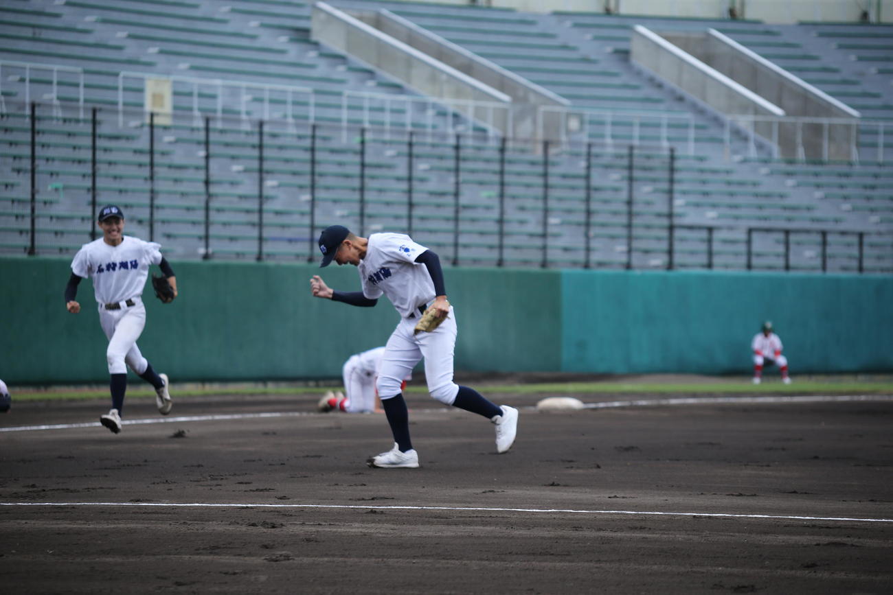 石狩翔陽対札幌新陽　継続試合の9回表札幌新陽1死一、二塁、石狩翔陽のエース井上（中央）は、併殺で勝利をもぎとり渾身（こんしん）のガッツポーズ（撮影・中島洋尚）