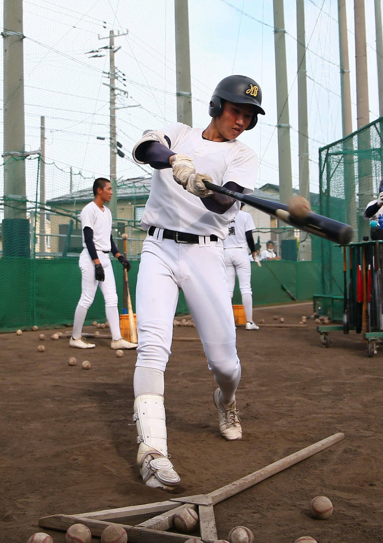 ティー打撃に励む平田
