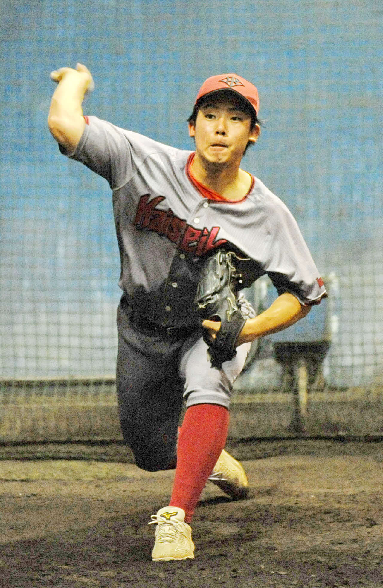 投球練習に励む浜松開誠館・近藤