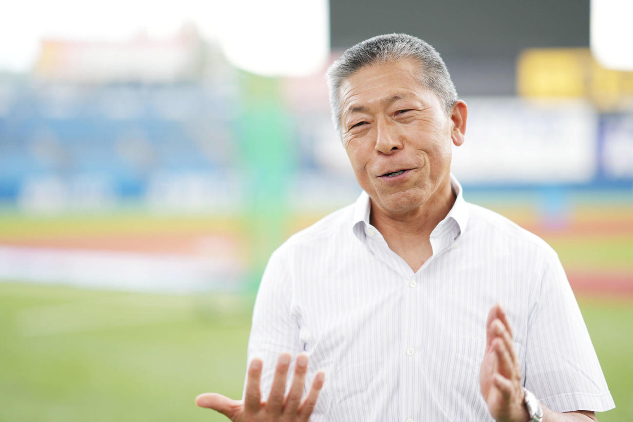 言葉を交わす小倉全由氏（撮影・横山健太）