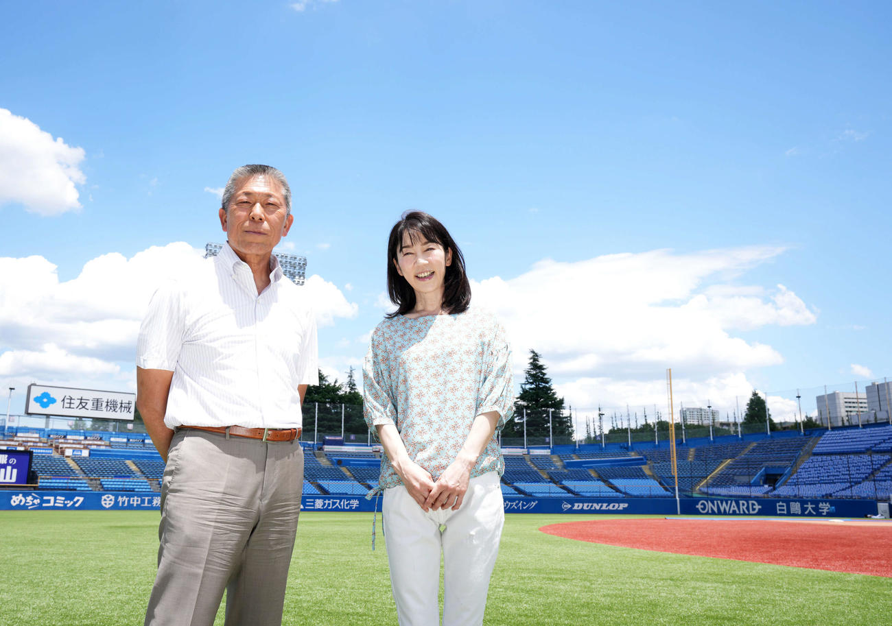 青空の下、笑顔を見せる小倉全由氏（左）と長島三奈（撮影・横山健太）