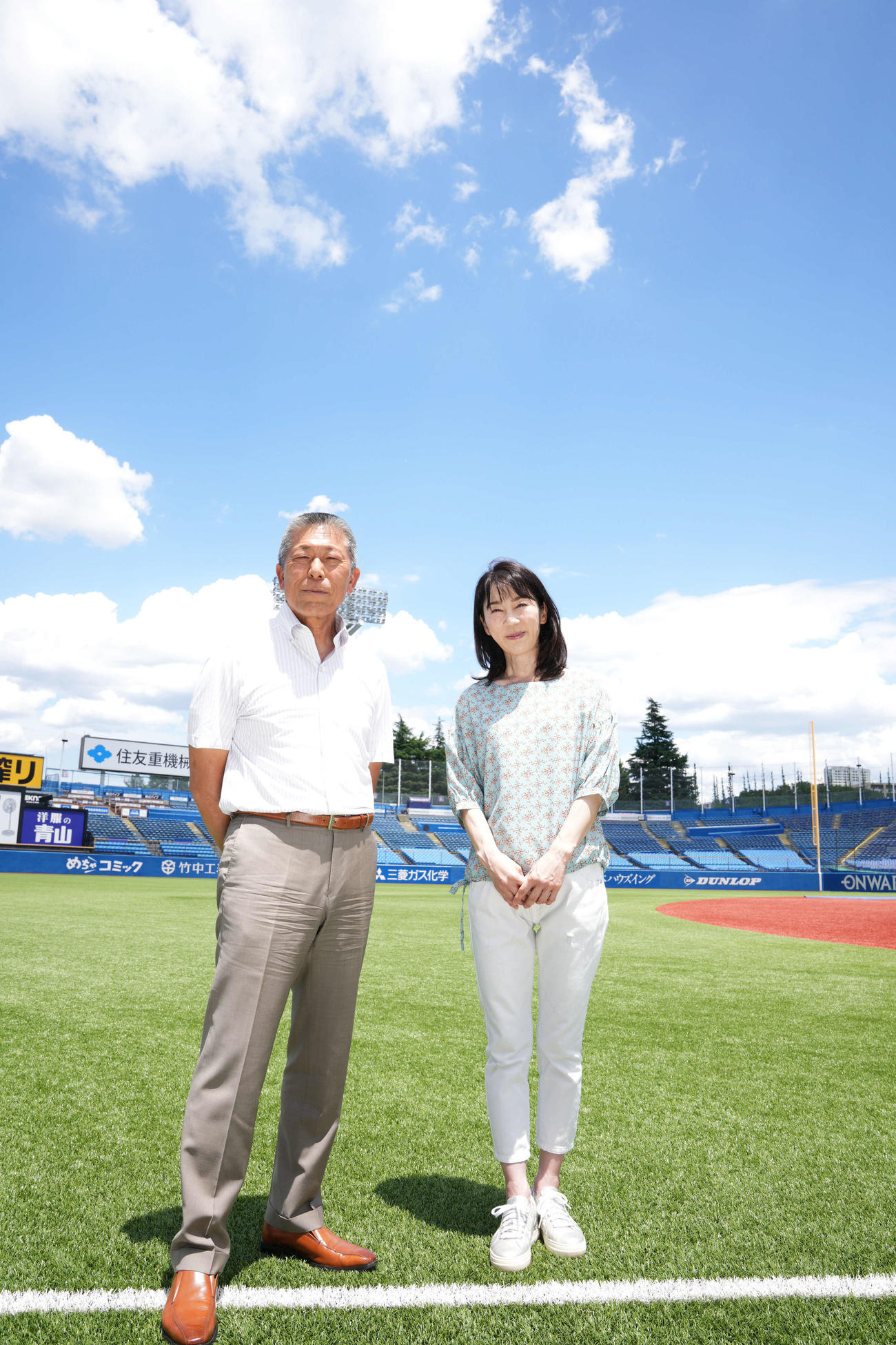青空の下、笑顔を見せる小倉全由氏（左）と長島三奈（撮影・横山健太）