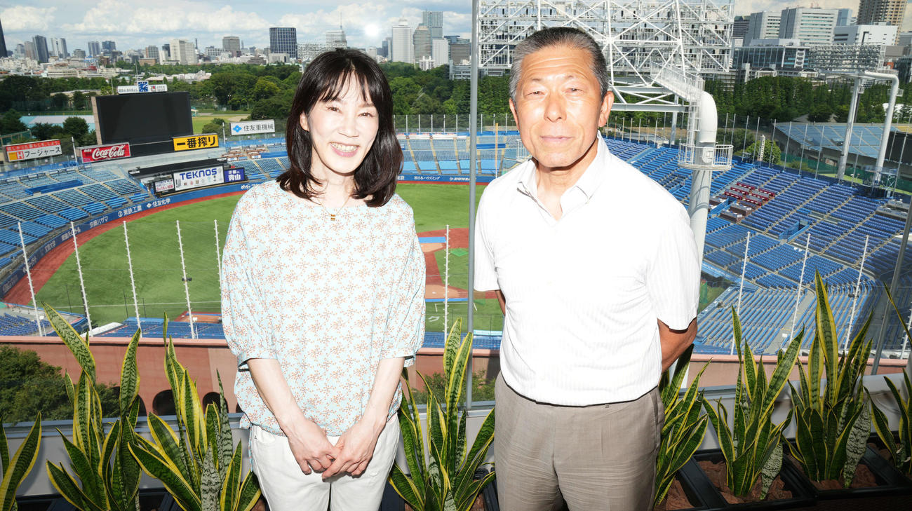 神宮球場を背に笑顔を見せる小倉全由氏（右）と長島三奈（撮影・横山健太）