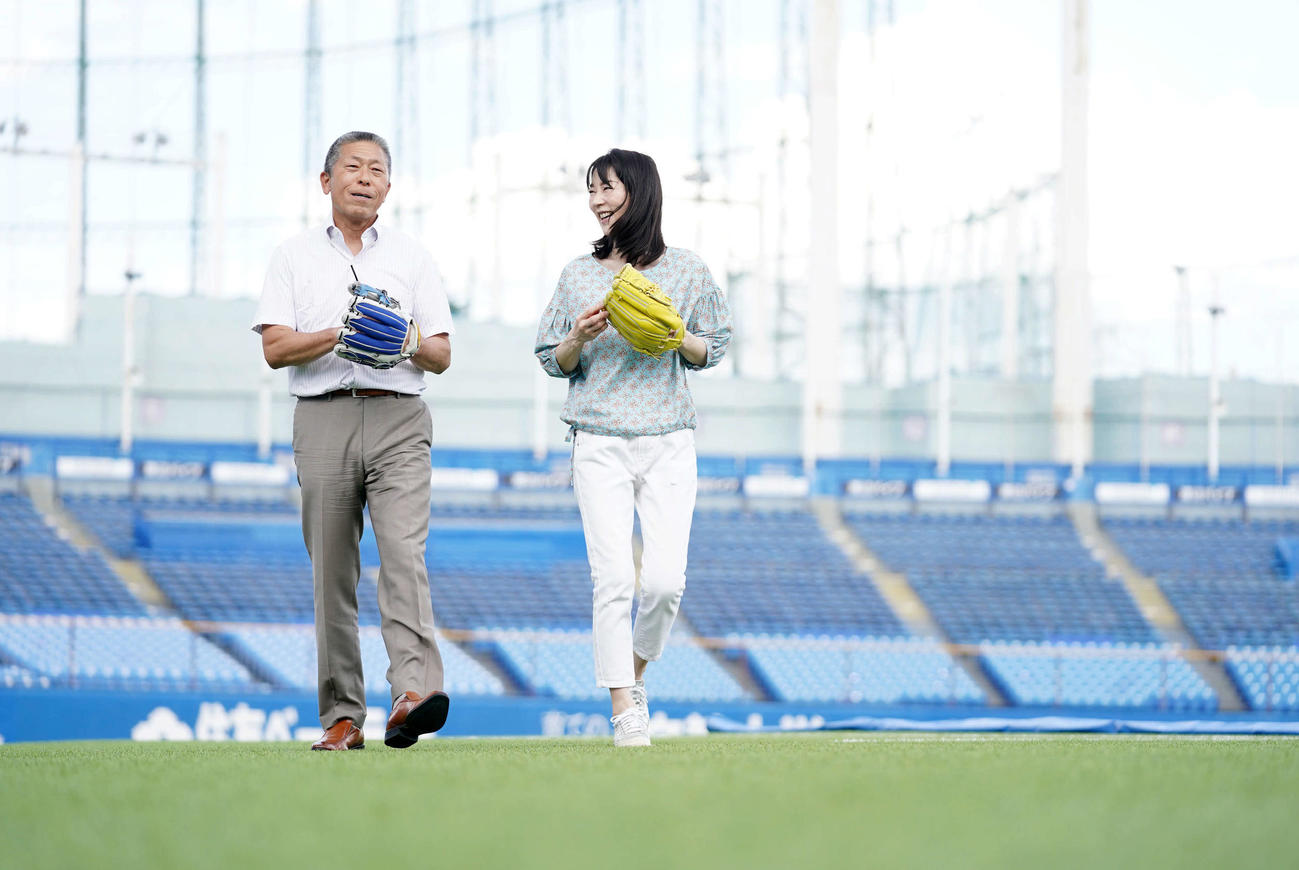 グラブを手に、歩きながら言葉を交わす小倉全由氏（左）と長島三奈（撮影・横山健太）