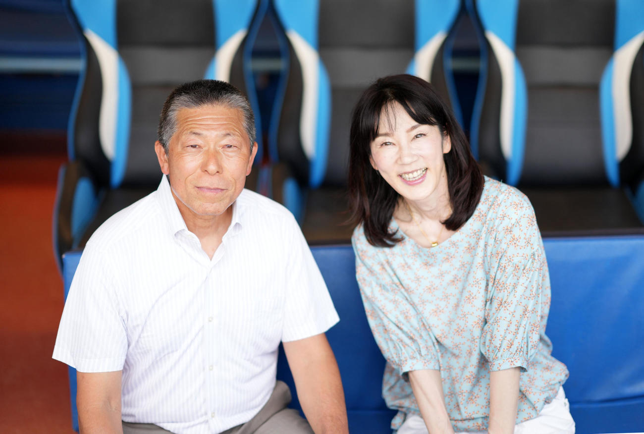 ベンチに座り笑顔を見せる小倉全由氏（左）と長島三奈（撮影・横山健太）