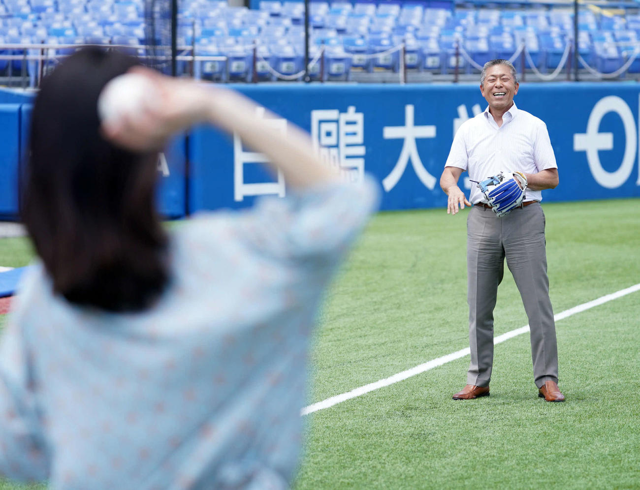 キャッチボールをする小倉全由氏（右）と長島三奈（撮影・横山健太）