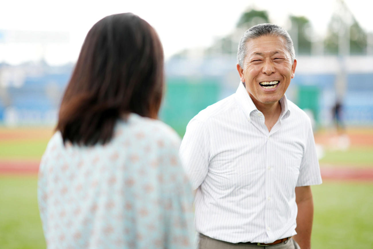言葉を交わす小倉全由氏（撮影・横山健太）