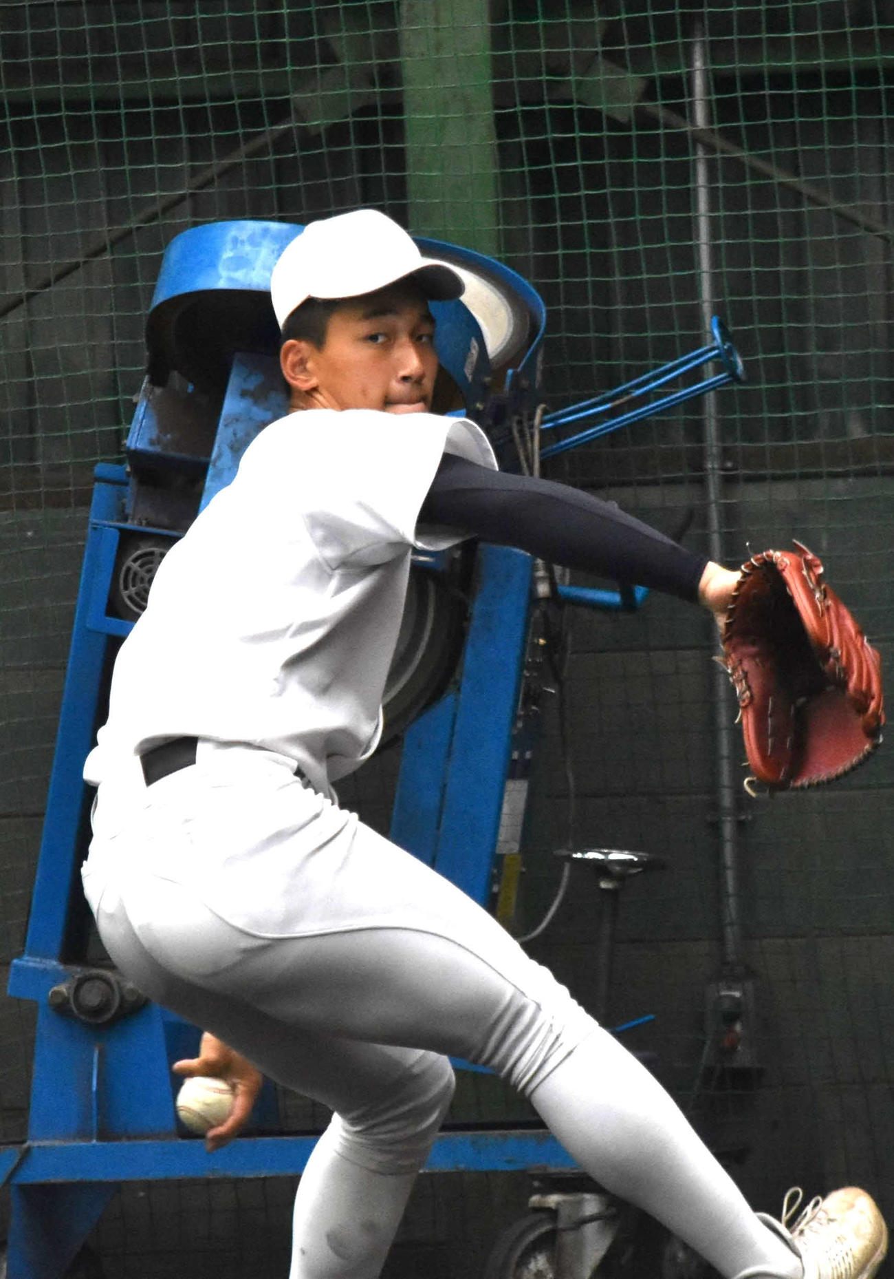 ブルペンで投球練習する大阪桐蔭・前田悠伍（撮影・村松万里子）