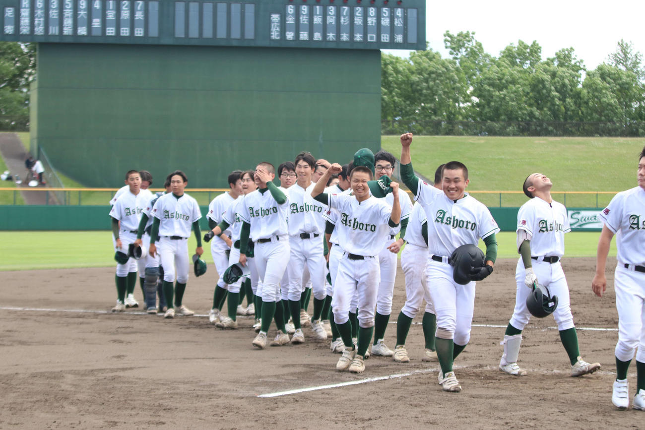 帯広北対足寄　サヨナラ勝利で初の北北海道大会出場を決めた足寄の選手たち（撮影・山崎純一）