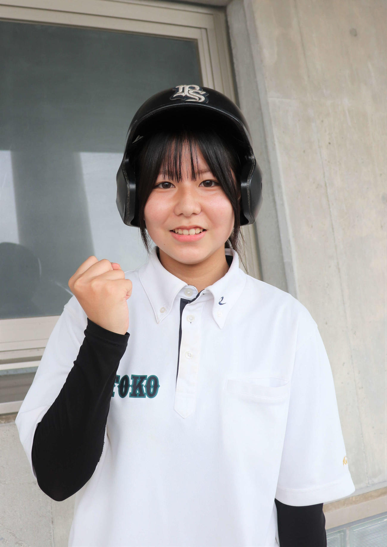瀬戸工科対鳴海　練習に欠かせない“選手と同じヘルメット”をかぶる瀬戸工科の女子マネージャー、川上美夢（みゆ、3年）さん（撮影・中島麗）