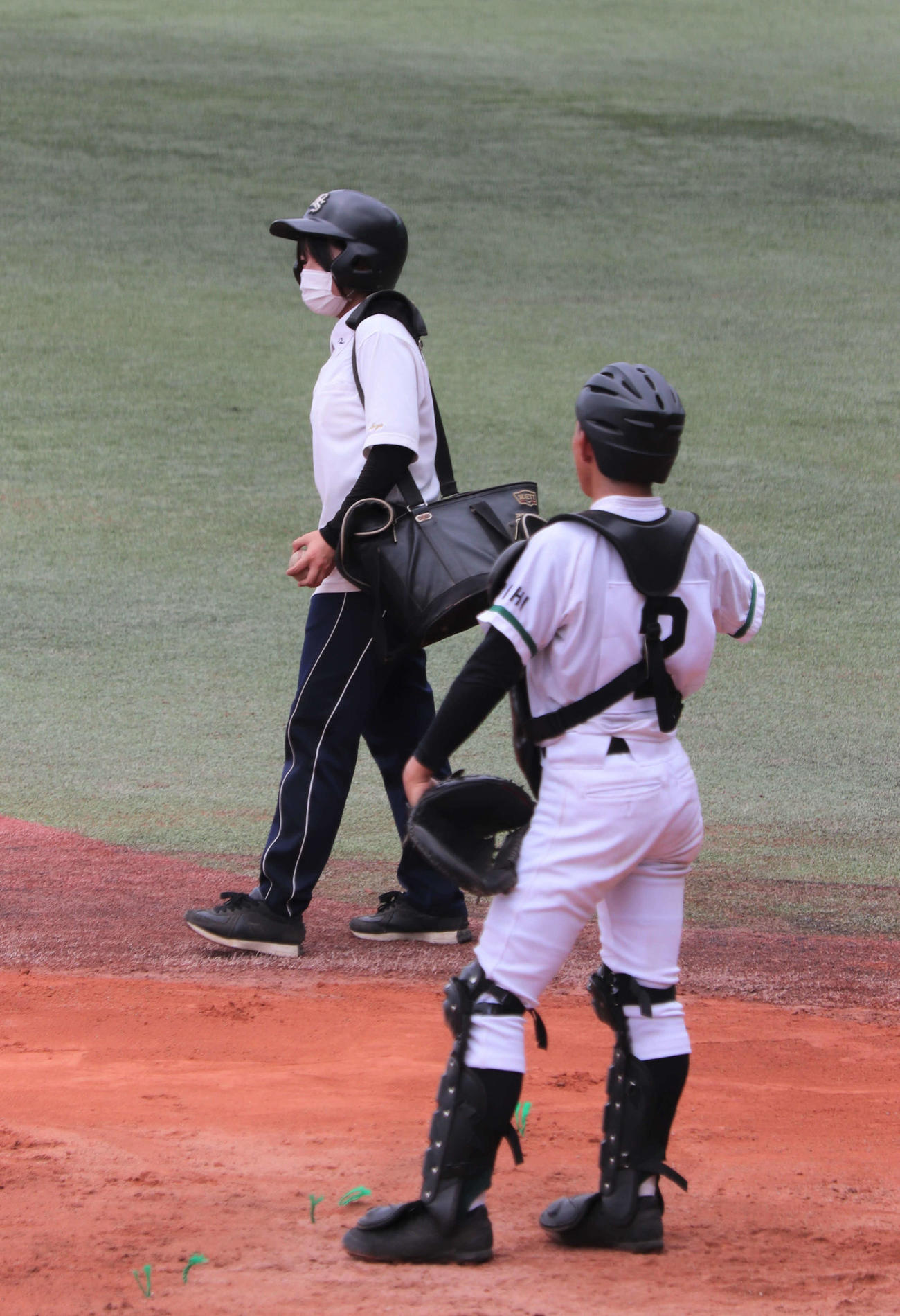 瀬戸工科対鳴海　練習に欠かせない“選手と同じヘルメット”をかぶってノックをサポートする瀬戸工科の女子マネージャー、川上美夢（みゆ、3年）さん（撮影・中島麗）