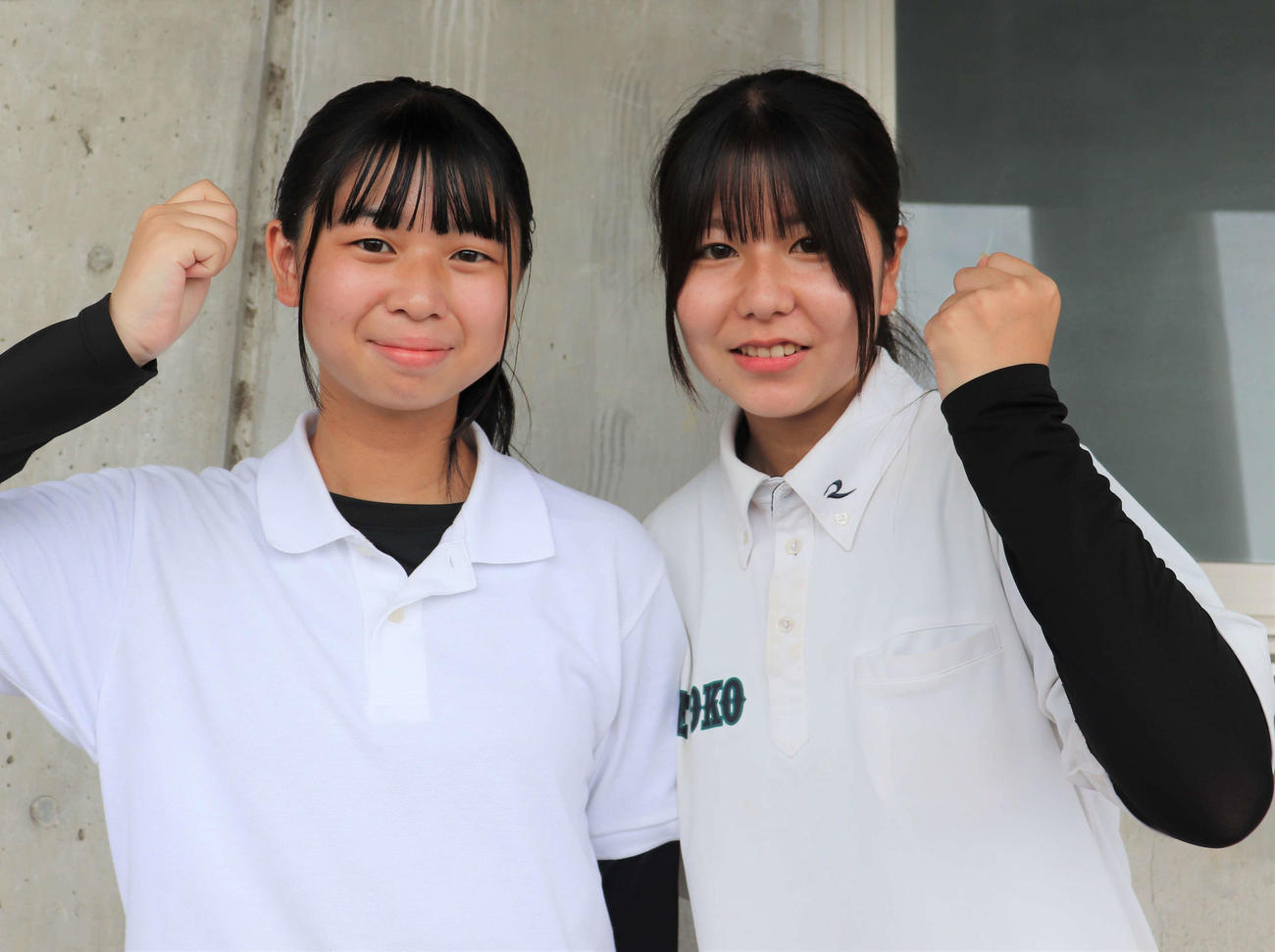 瀬戸工科の女子マネジャー、石垣梨來さん（1年）と川上美夢（みゆ、3年）さん（撮影・中島麗）