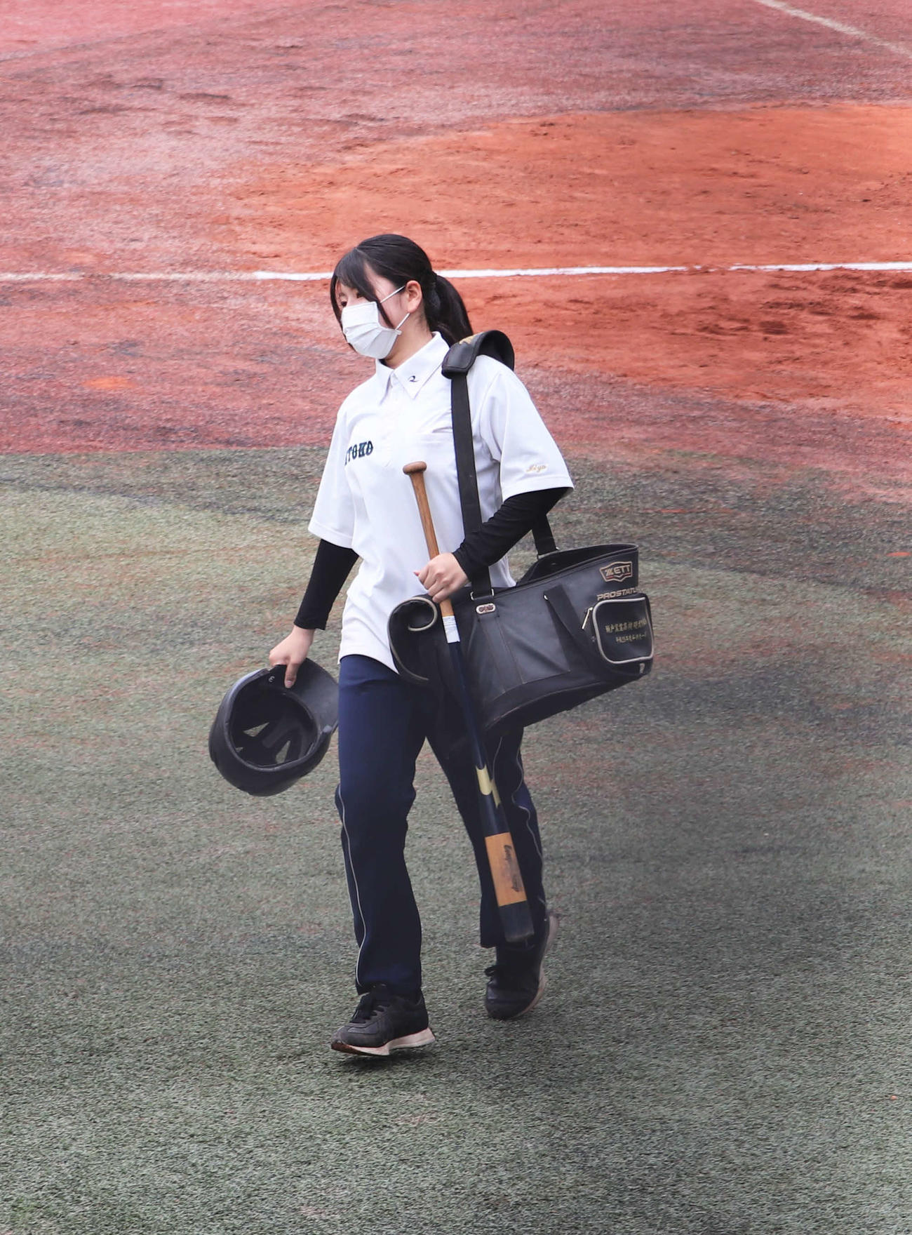 瀬戸工科対鳴海　練習に欠かせない“選手と同じヘルメット”を持ち、ノックを引き上げる瀬戸工科の女子マネージャー、川上美夢（みゆ、3年）さん（撮影・中島麗）