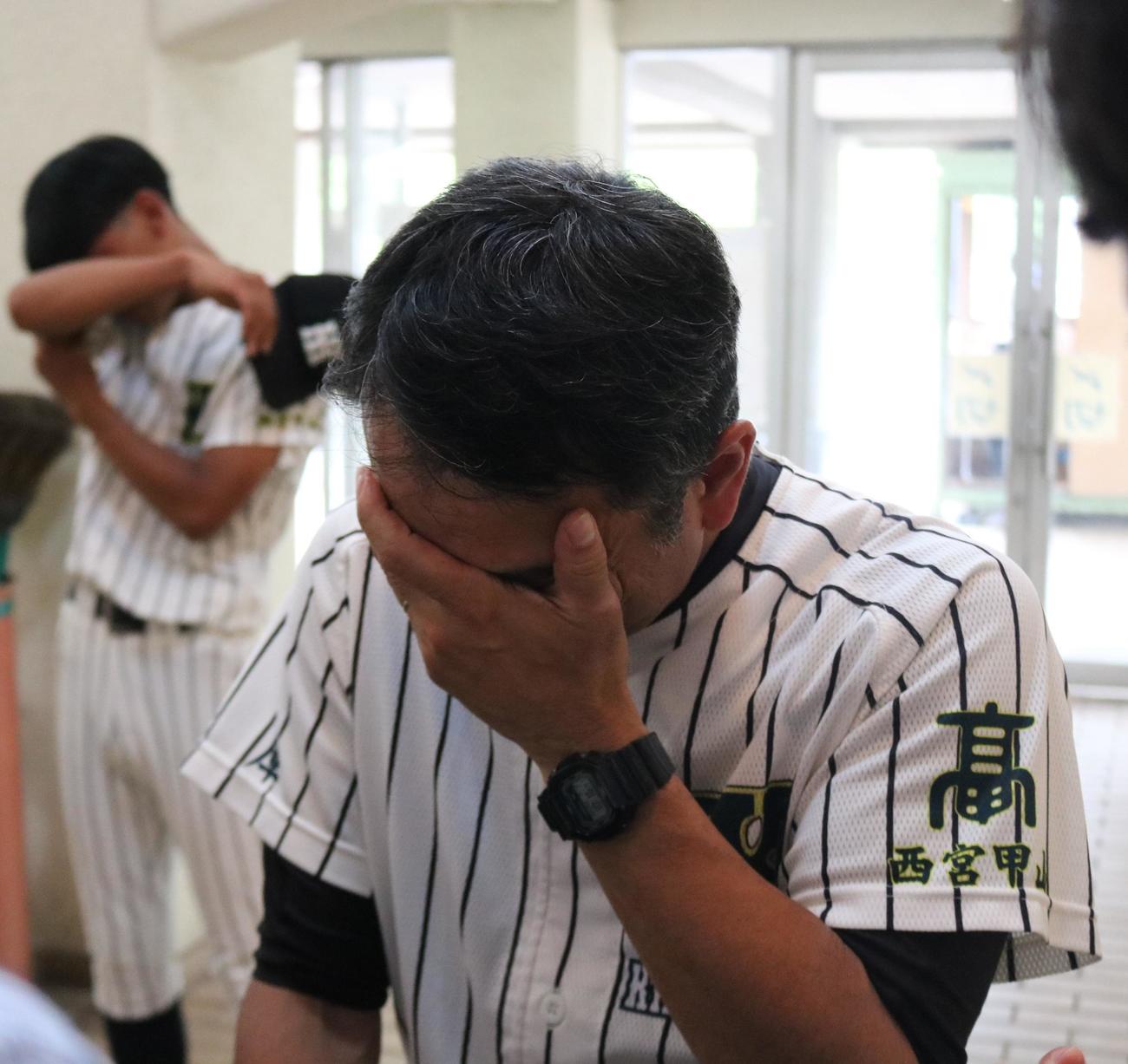 洲本対西宮甲山　西宮甲山の清水次郎監督は試合後の取材中に涙を見せ、顔を手で覆う（撮影・林亮佑）＝2023年7月2日、高砂市野球場