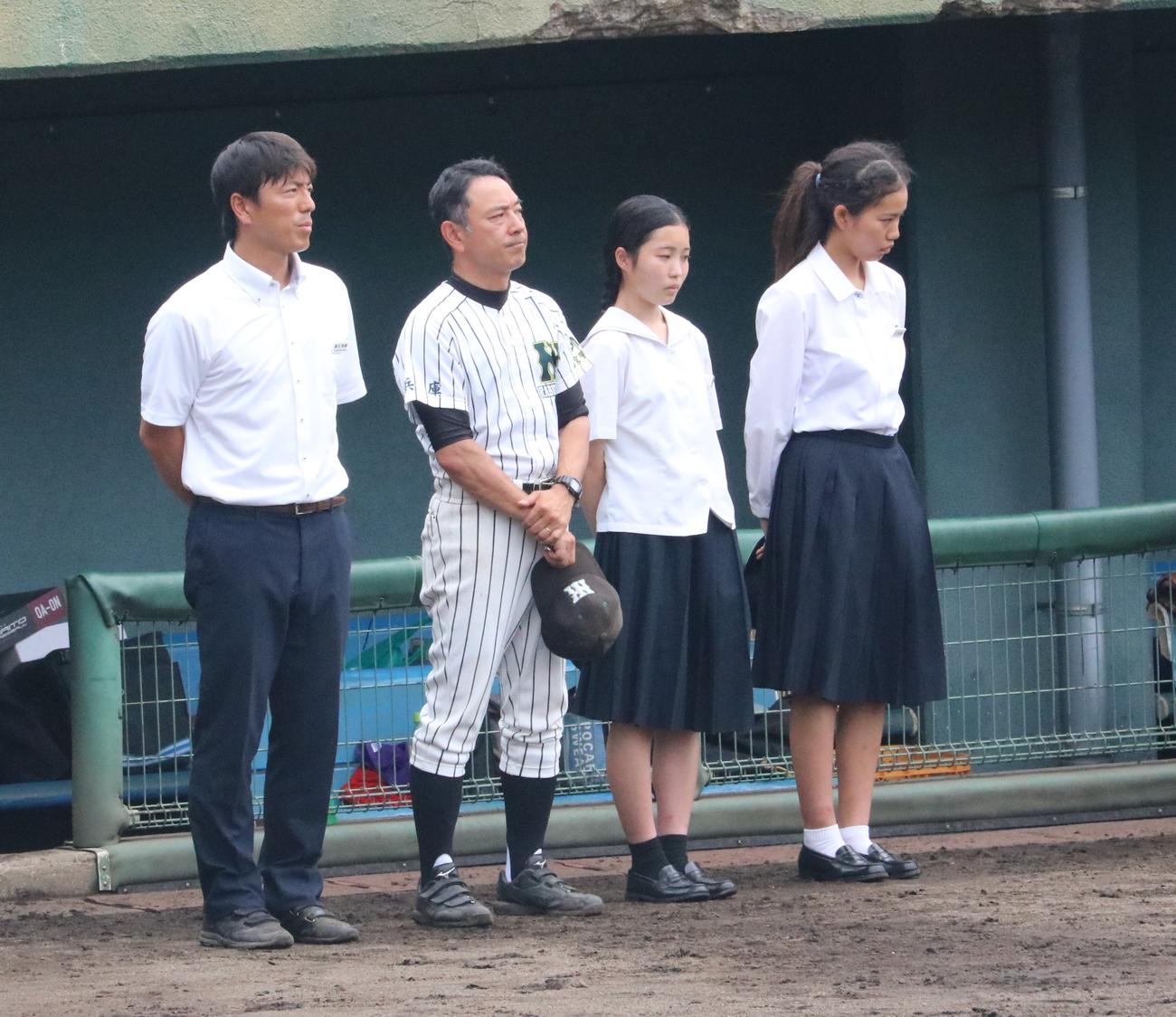 洲本対西宮甲山　西宮甲山の清水次郎監督（左から2人目）は試合に敗れて険しい表情でベンチ前に並ぶ（撮影・林亮佑）＝2023年7月2日、高砂市野球場